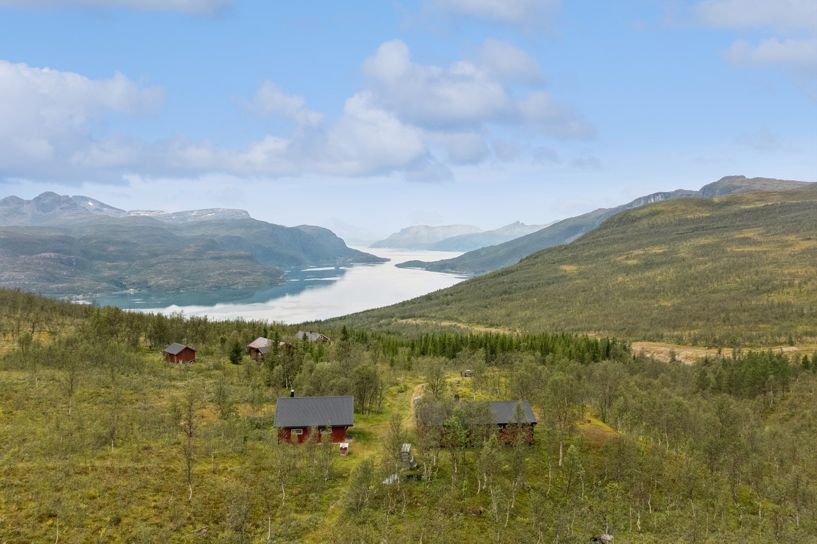 Velkommen til Hesjeberget - En sjarmerende fjellhytte med flott beliggenhet høyt i terrenget i Hesjebergdalen, omkranset av storslått natur og med Galleribilde