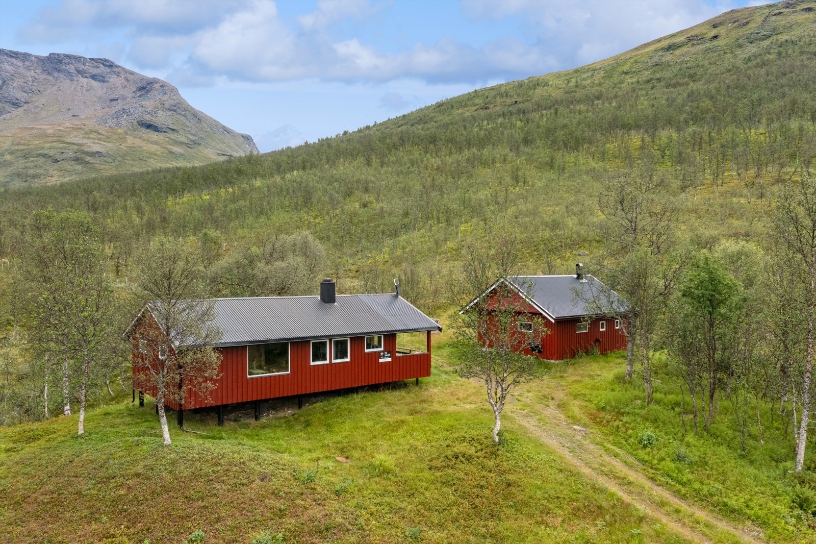 Eiendommen har vei helt frem og ligger i et område med svært gode tur-, ski- og jaktmuligheter året rundt. Galleribilde