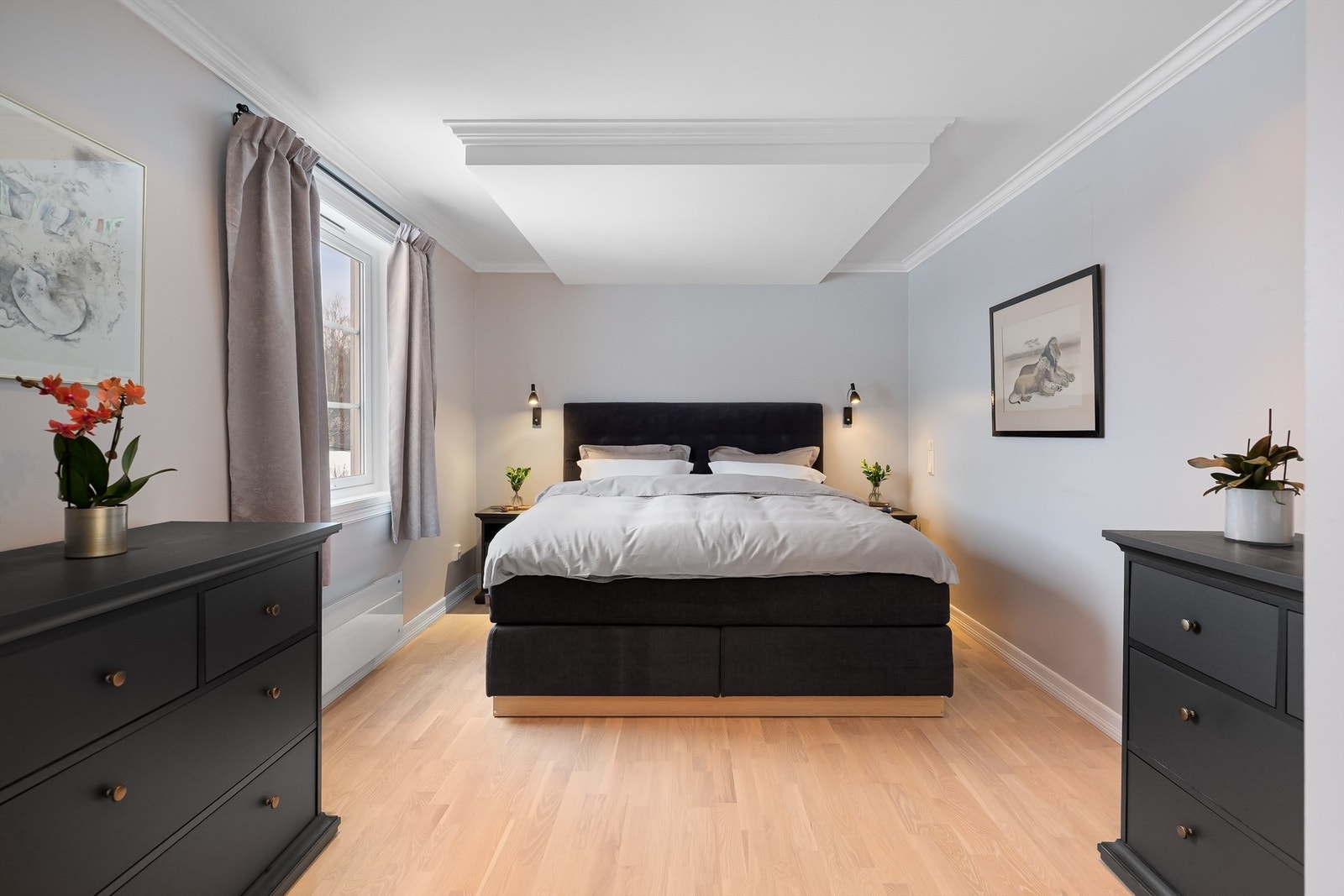 Hovedsoverommet i første etasje er et resultat av en sammenslåing av to rom, noe som gir en svært god størrelse. Galleribilde