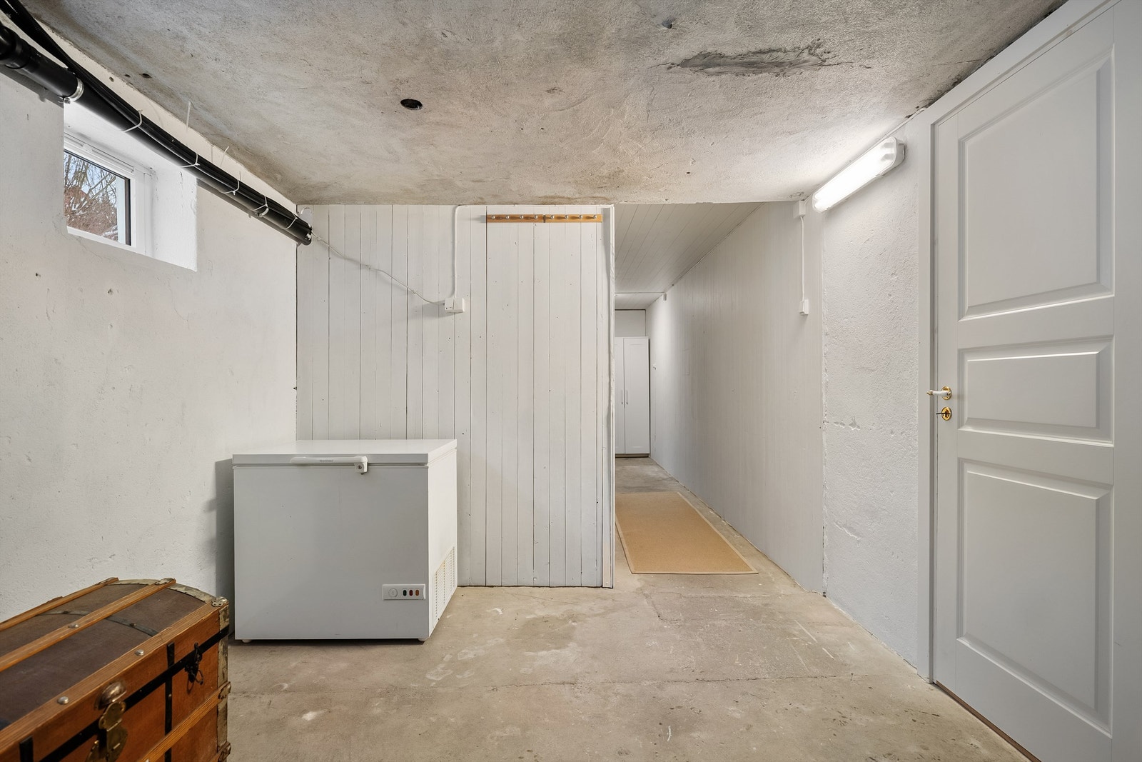 Bodene har betonggulv og malte murvegger, ideelt for lagring. Galleribilde