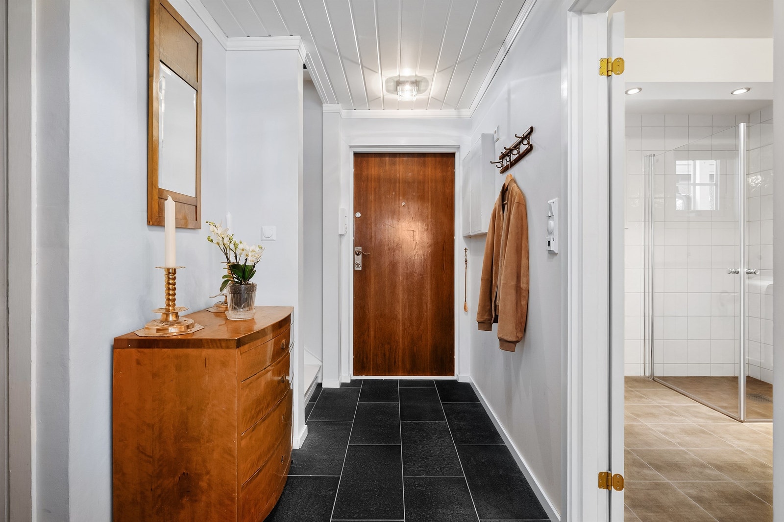 Fra gangen er det direkte adkomst til et av boligens tre bad. Galleribilde