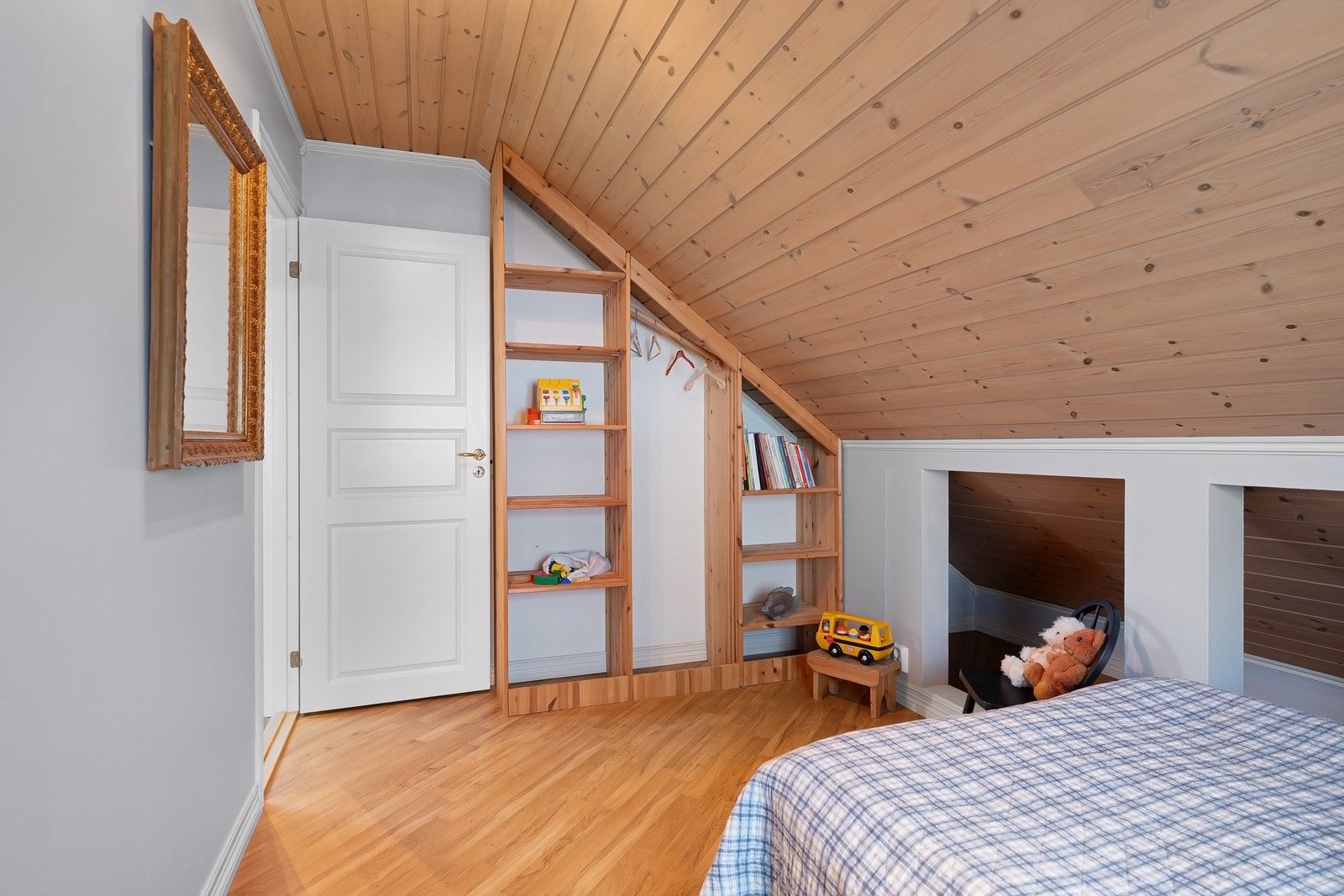 Plassbygde hyller gir praktisk oppbevaring og utnytter plassen under skråtaket. Galleribilde