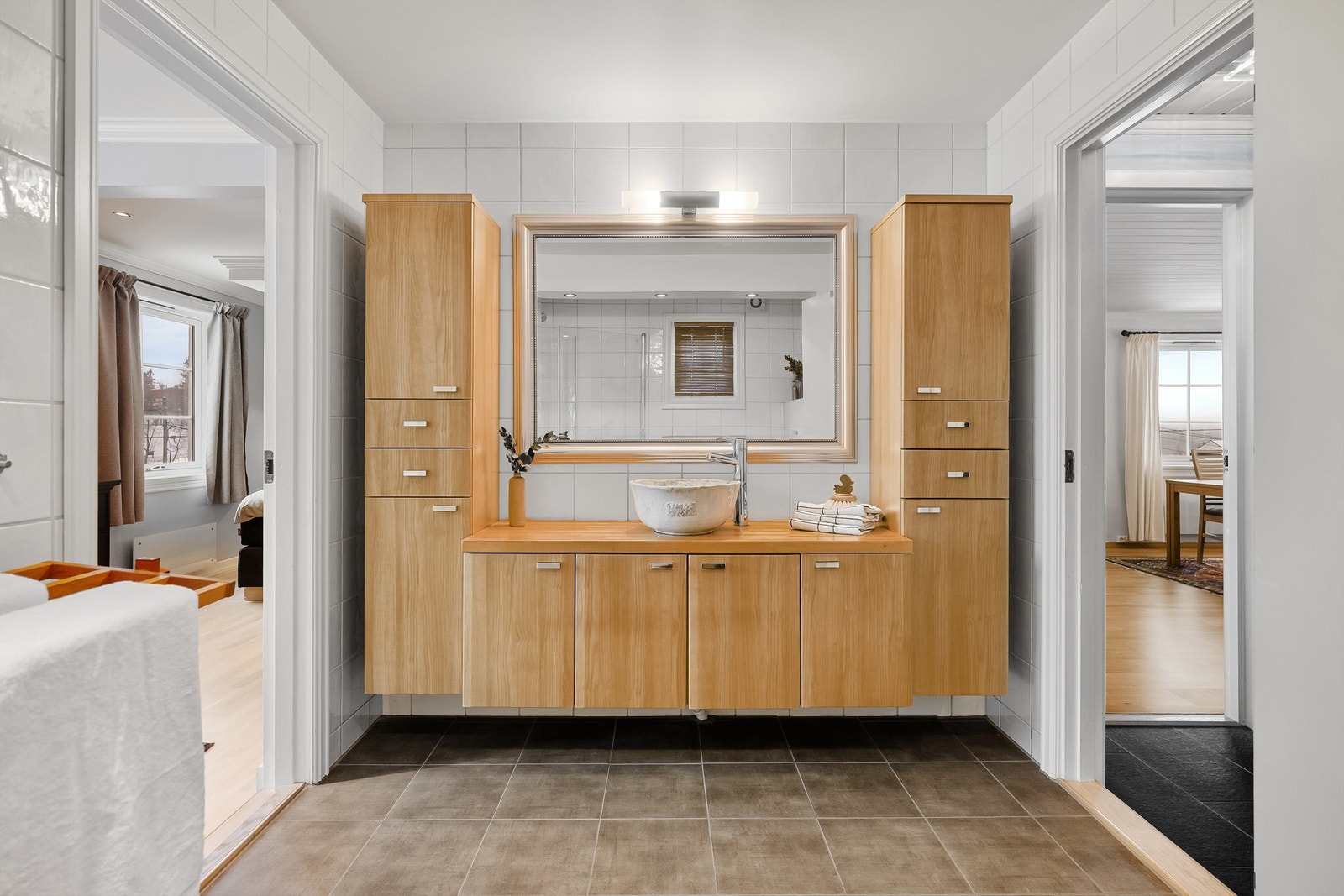 Badet i første etasje har en vegghengt servant med ovenpåliggende bolleservant og benkeplate i heltre. Galleribilde