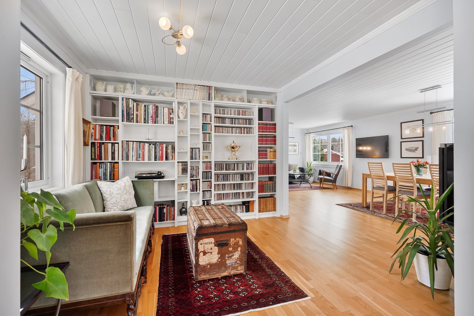 Romløsningen gir fleksible møbleringsmuligheter for ulike soner som bibliotek eller TV-stue. Galleribilde