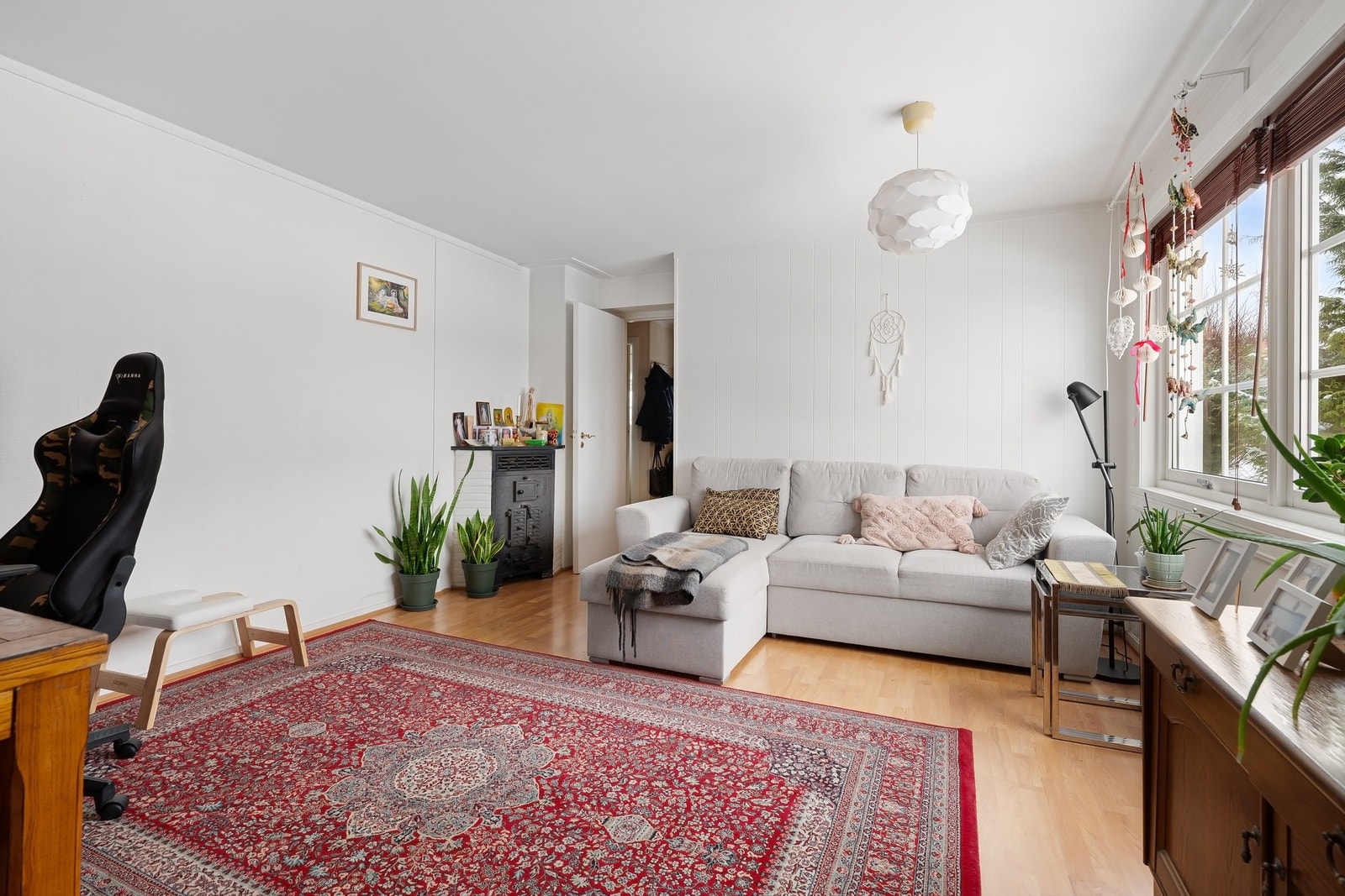 Rommet er lett å møblere med plass til både sofakrok og en liten arbeidsplass. Galleribilde