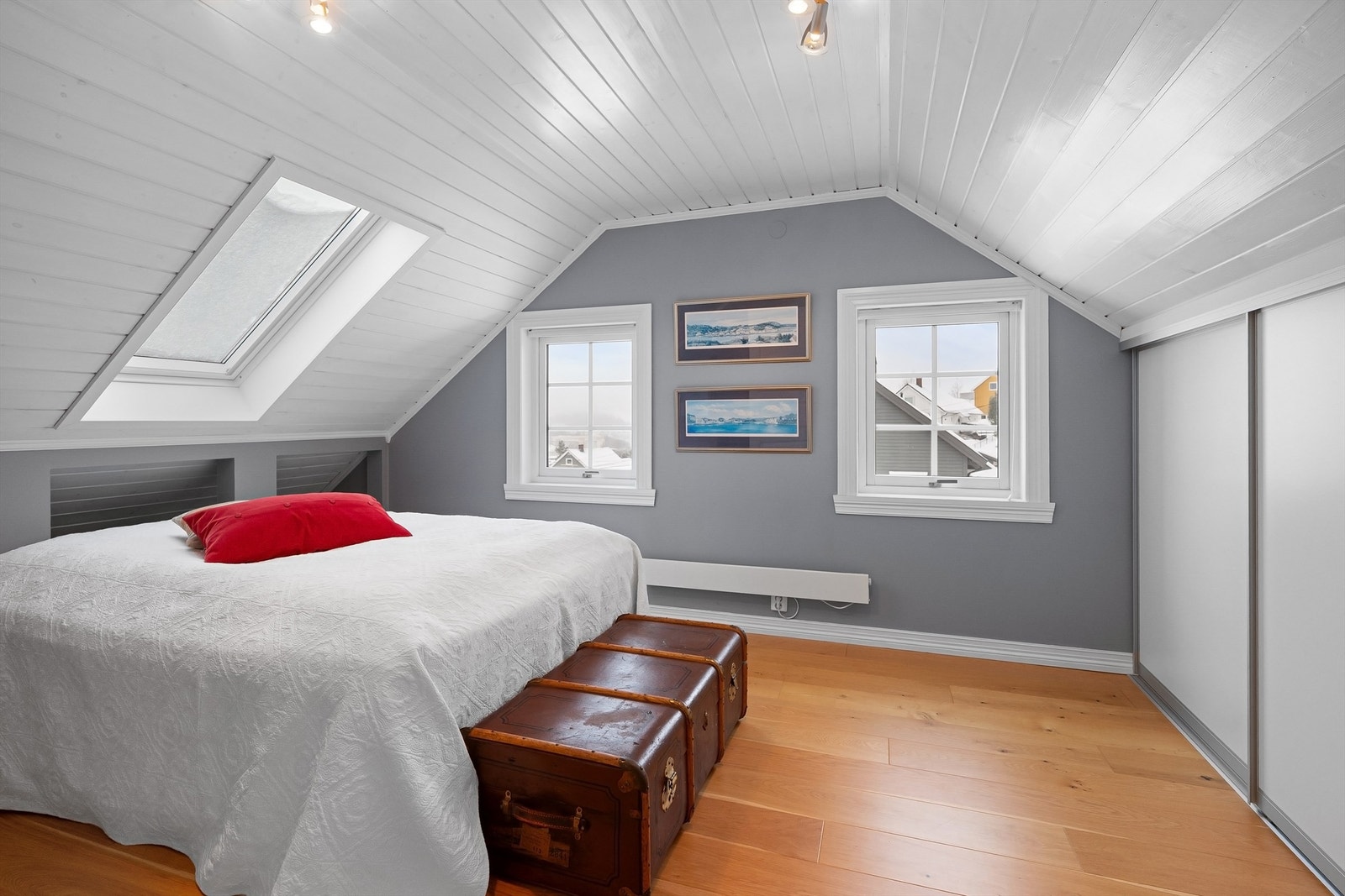 Et av soverommene på loftet er romslig, med plass til dobbeltseng og garderobeløsning. Galleribilde