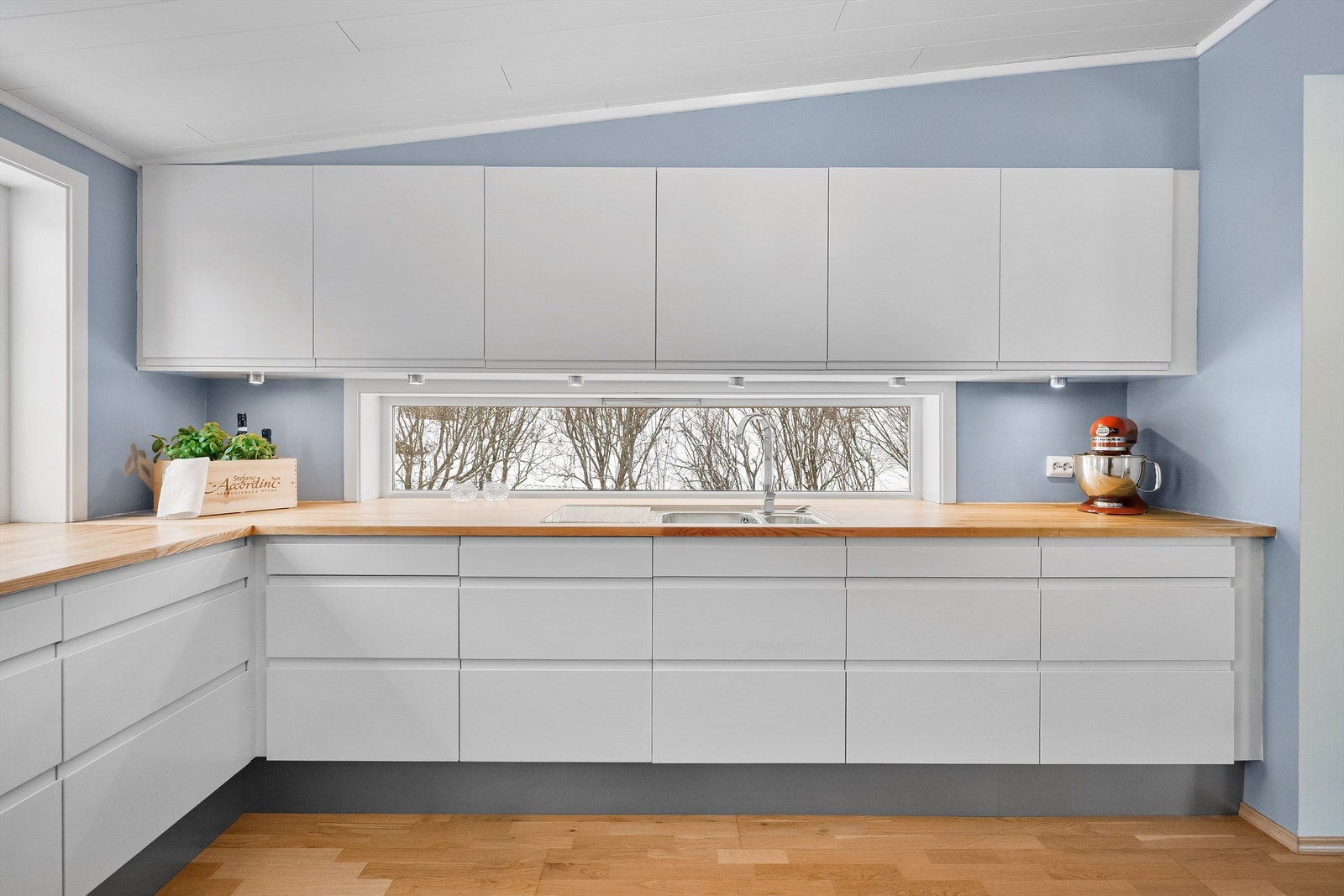 Benkeplatene er i heltre, og det er en praktisk underlimt oppvaskkum. Galleribilde