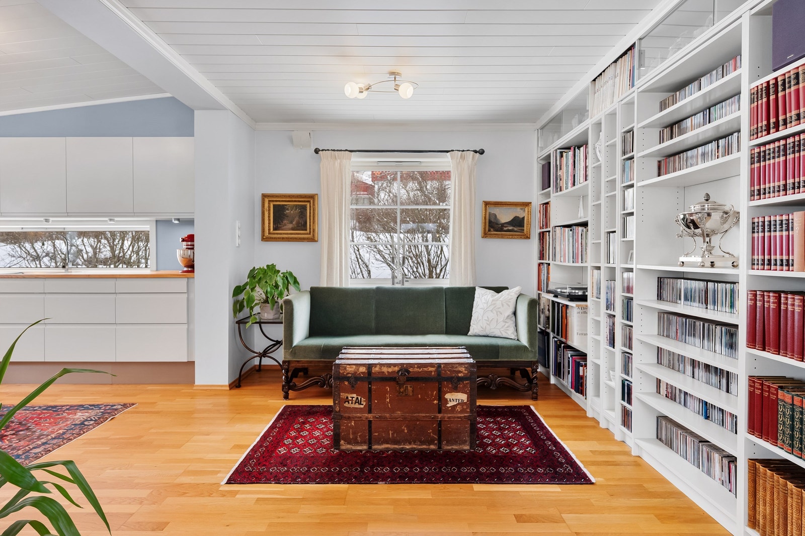 De store vindusflatene gir rikelig med naturlig lys inn i oppholdsrommene. Galleribilde