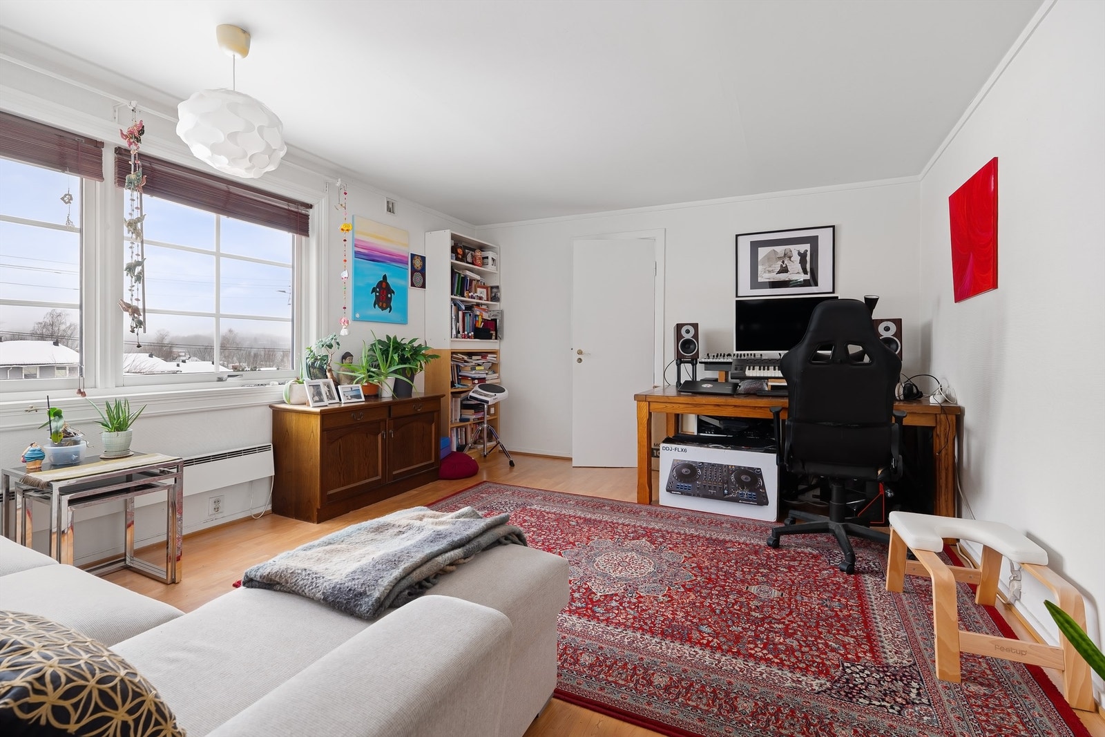 Store vinduer gir godt med lys inn i stuen. Galleribilde