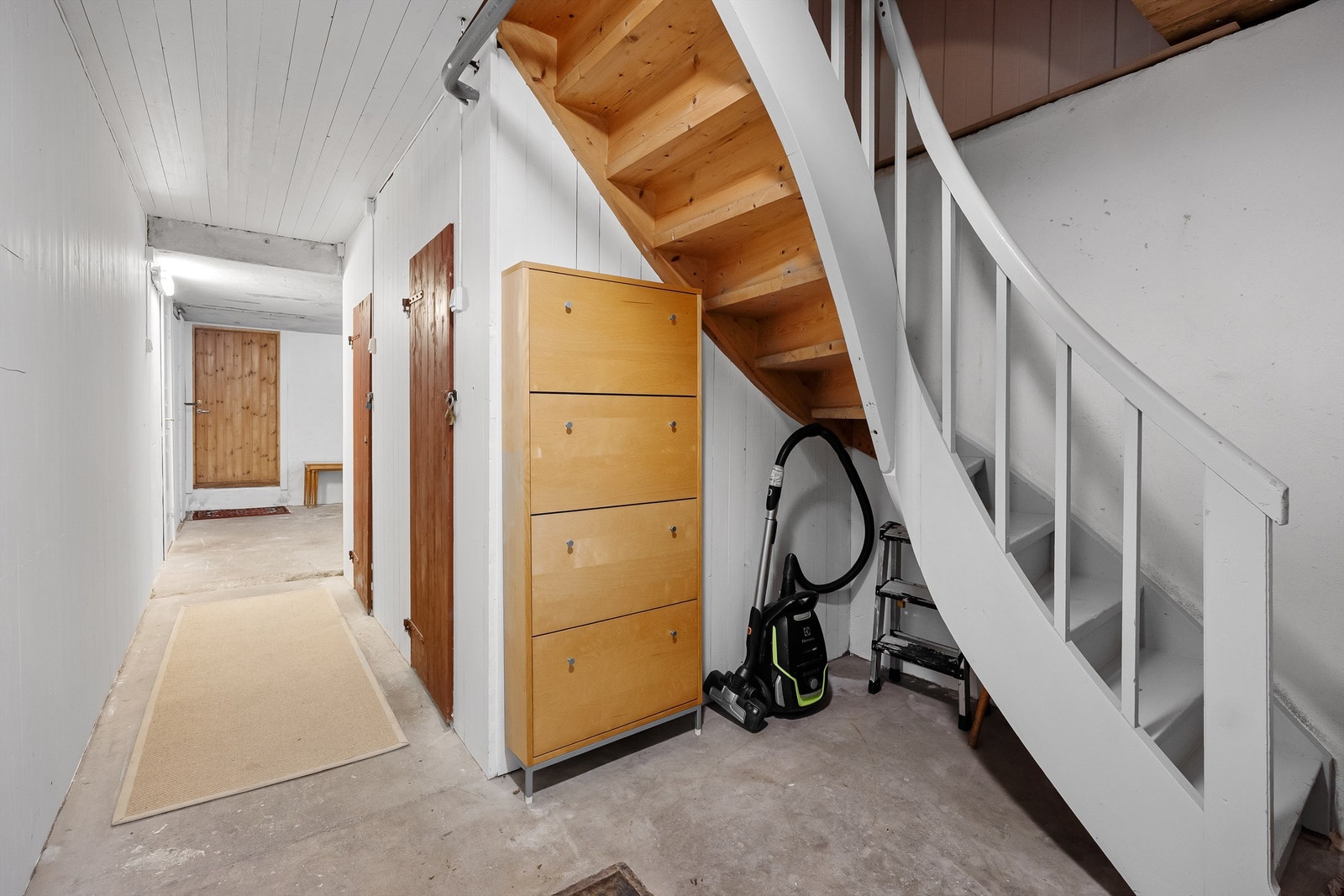 I underetasjen finner du en praktisk gang med tilgang til flere boder og vaskekjeller. Galleribilde