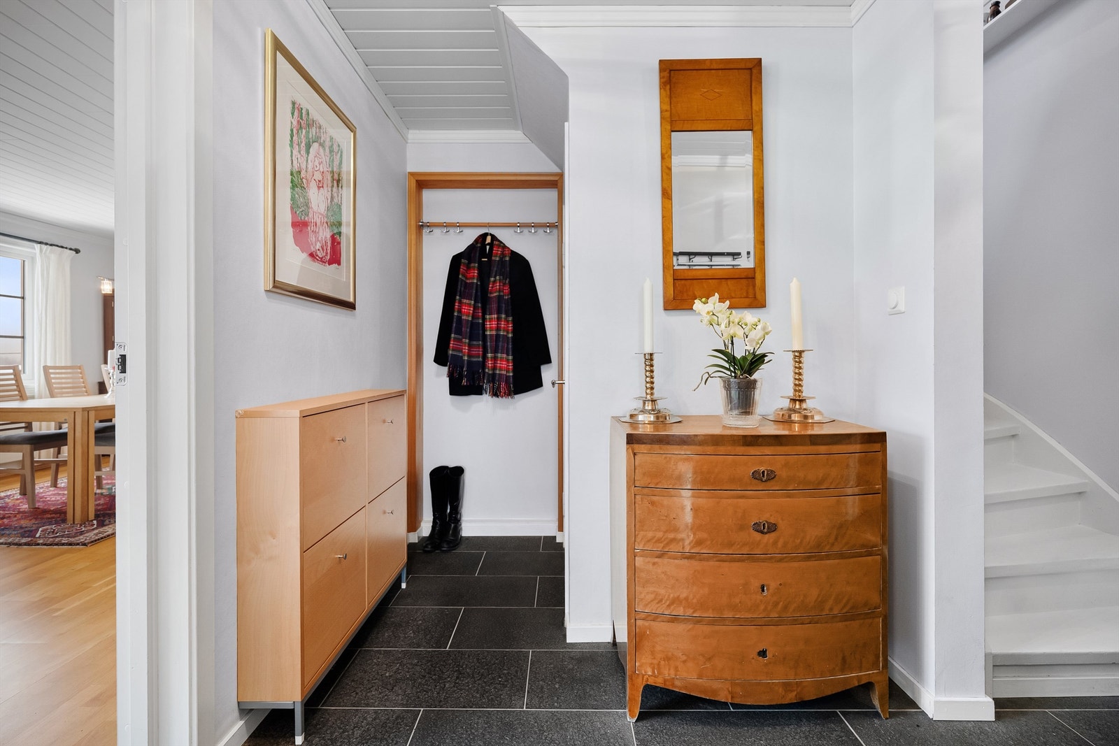 Entréen har god plass til oppbevaring av yttertøy og sko. Galleribilde