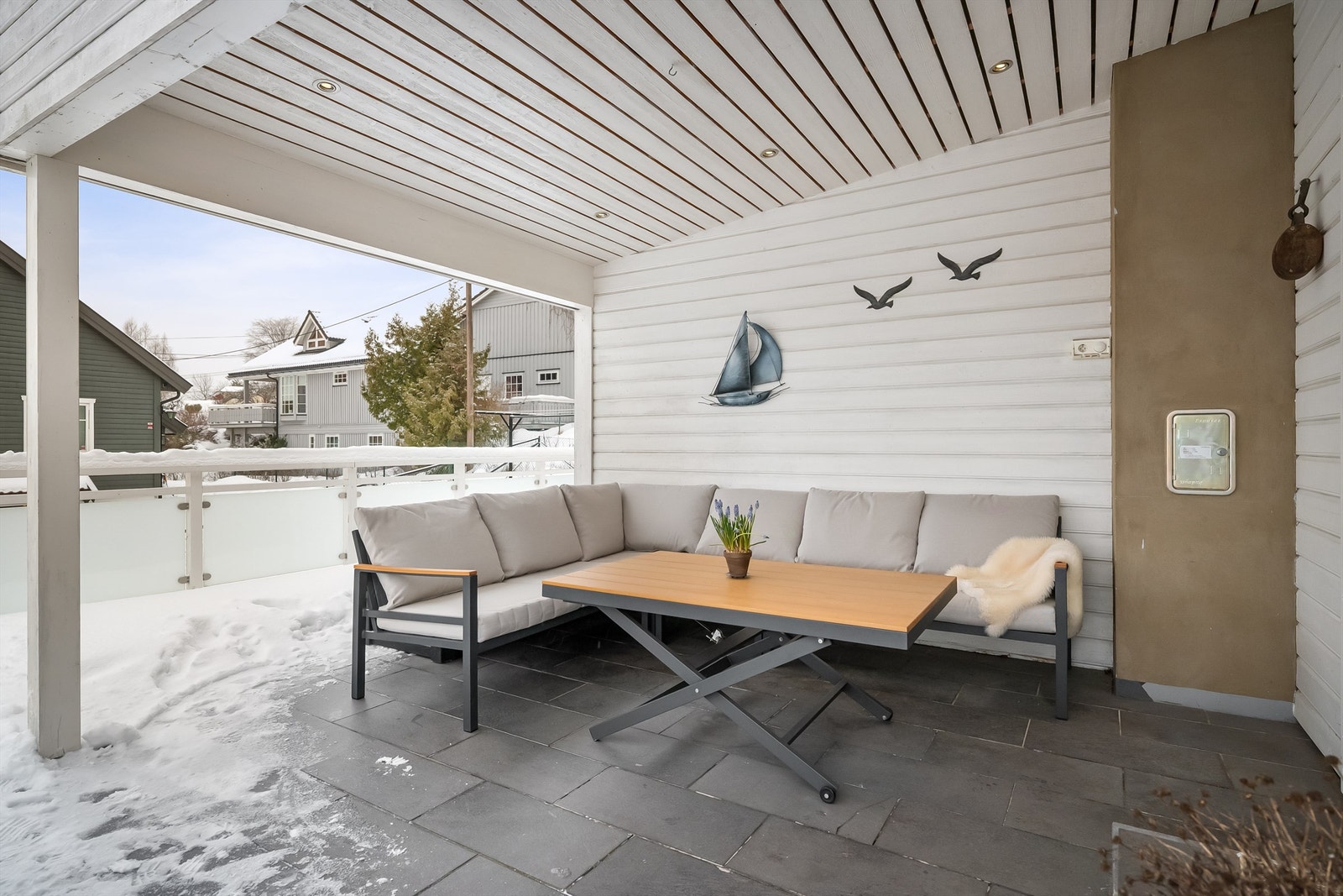 Terrassen er belagt med en kombinasjon av terrassebord og fliser. Galleribilde