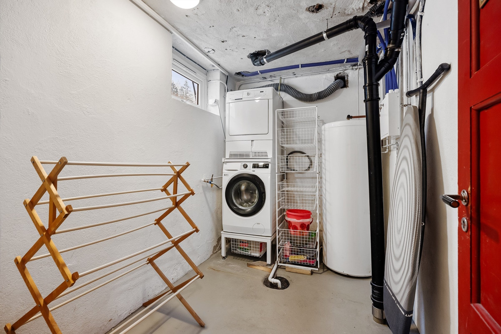 Eget vaskerom med opplegg for vaskemaskin og tørketrommel. Her står også varmtvannsberederen fra 2004. Galleribilde