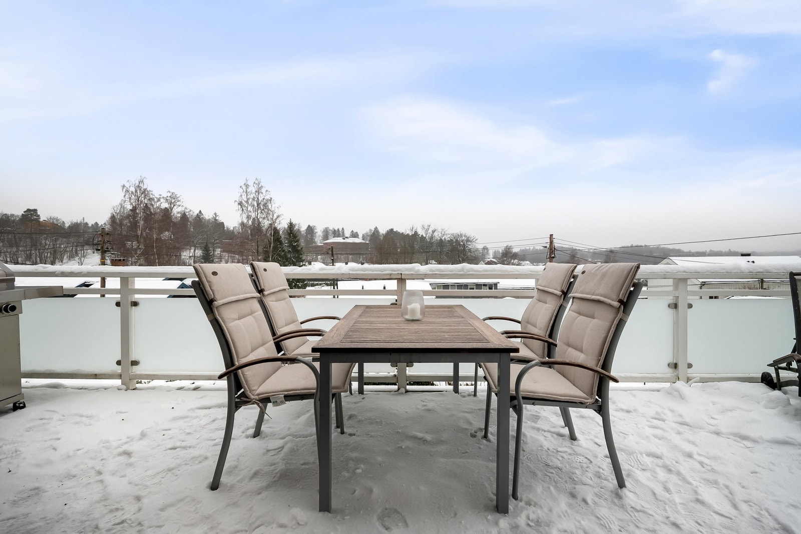 Terrassen har rikelig med plass for både spisebord og grill, perfekt for sosiale sammenkomster. Galleribilde