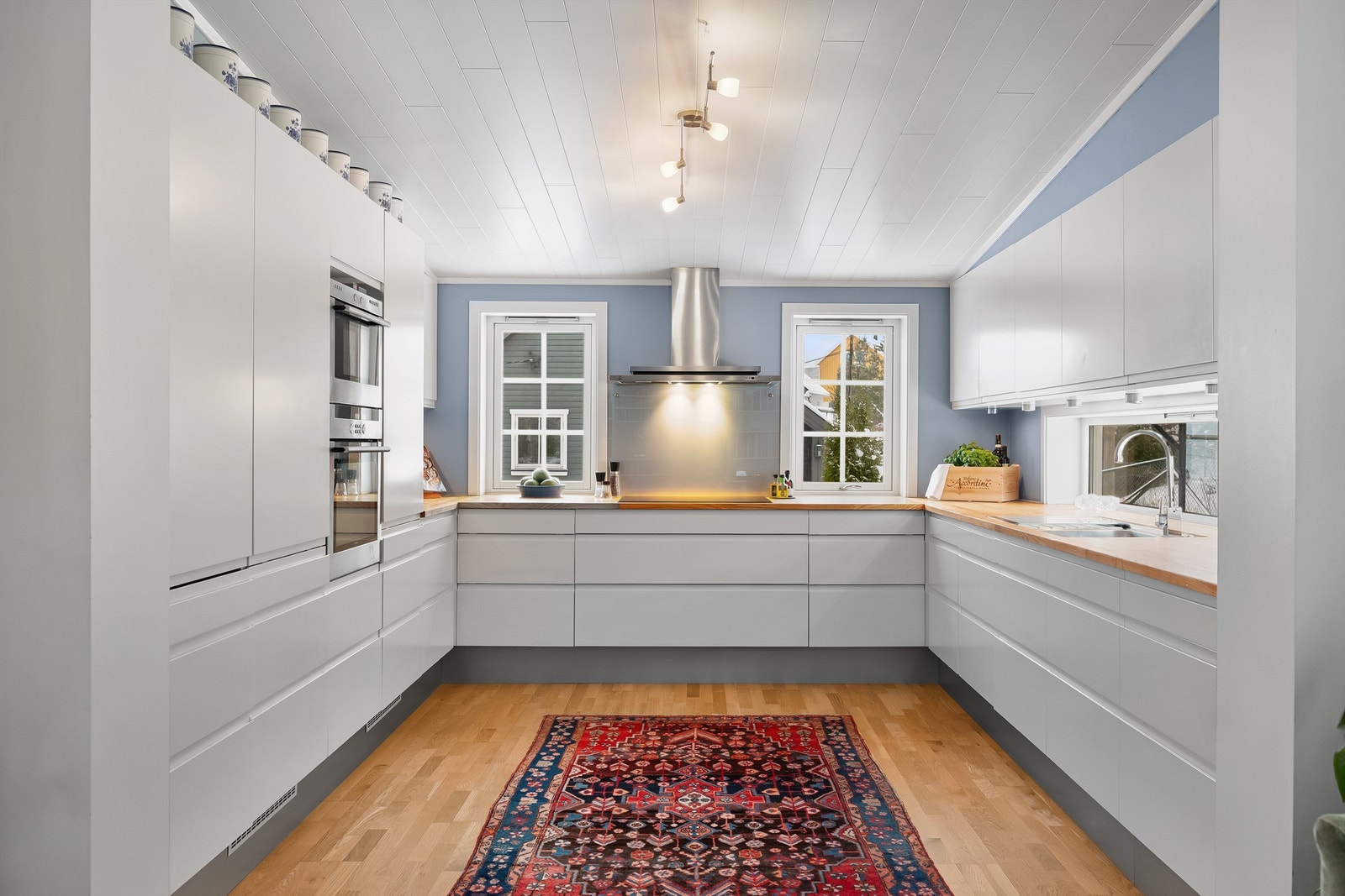 Kjøkkenet fra HTH (2009) har glatte fronter og rikelig med skap- og benkeplass. Galleribilde