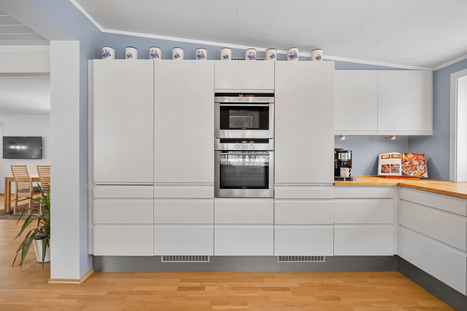 Høyskapene gir god lagringsplass og integrert stekeovn og kombidamper i ergonomisk høyde. Det er også ett kjøleskap og ett fryseskap Galleribilde