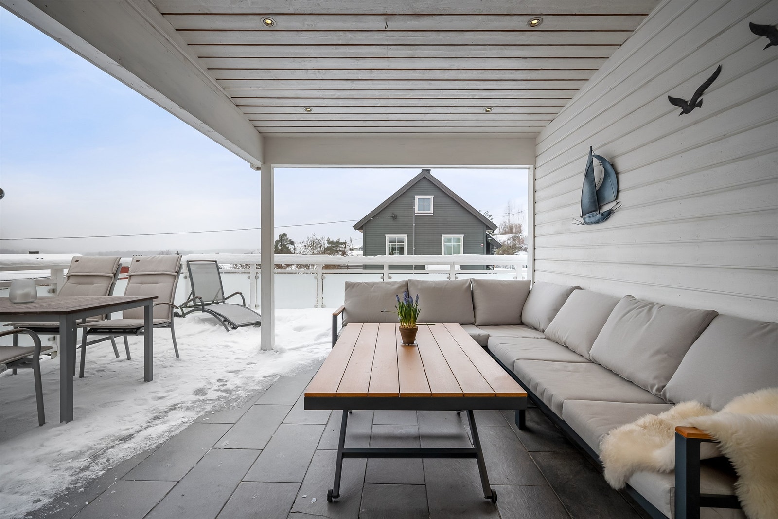 Den overbygde delen av terrassen gir en lun og skjermet uteplass. Galleribilde