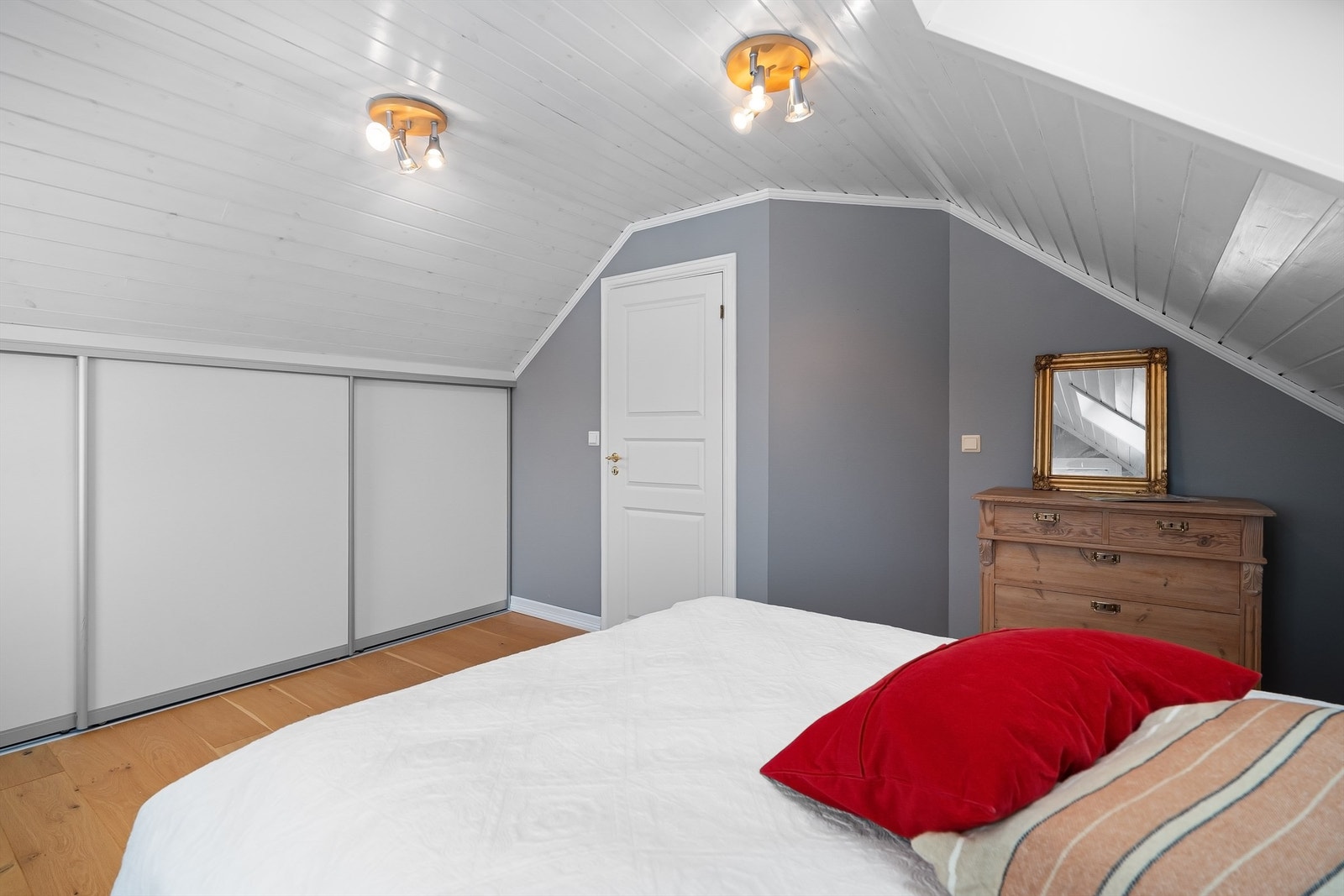 Rommet har en stor skyvedørsgarderobe for effektiv oppbevaring. Galleribilde