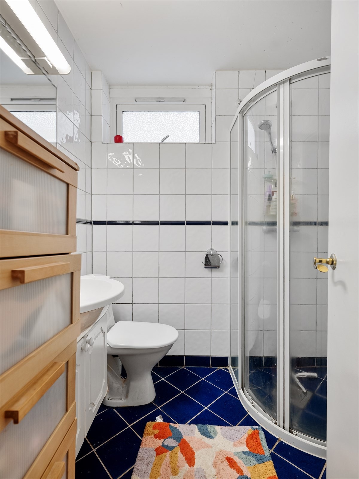 Badet i sokkelleiligheten er helfliset, har gulvvarme og opplegg for vaskemaskin. Galleribilde