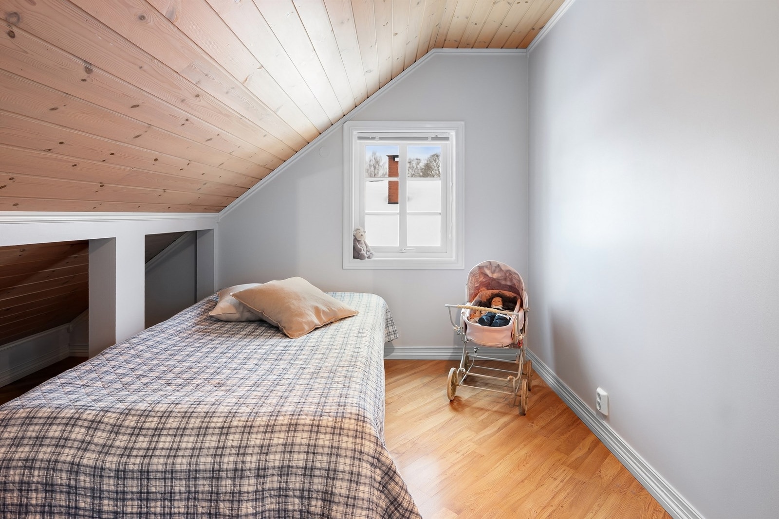 Det tredje soverommet på loftet har panel i himlingen, som gir en lun atmosfære. Galleribilde