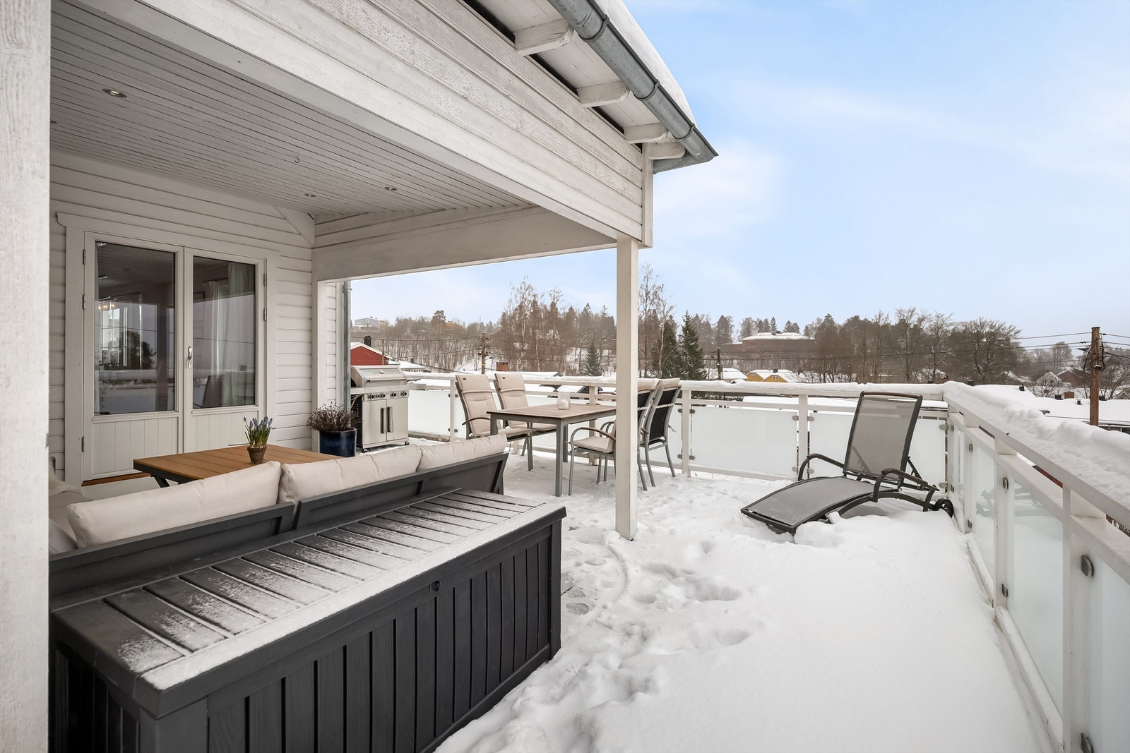 Her er det god plass for både loungegruppe og solsenger. Galleribilde