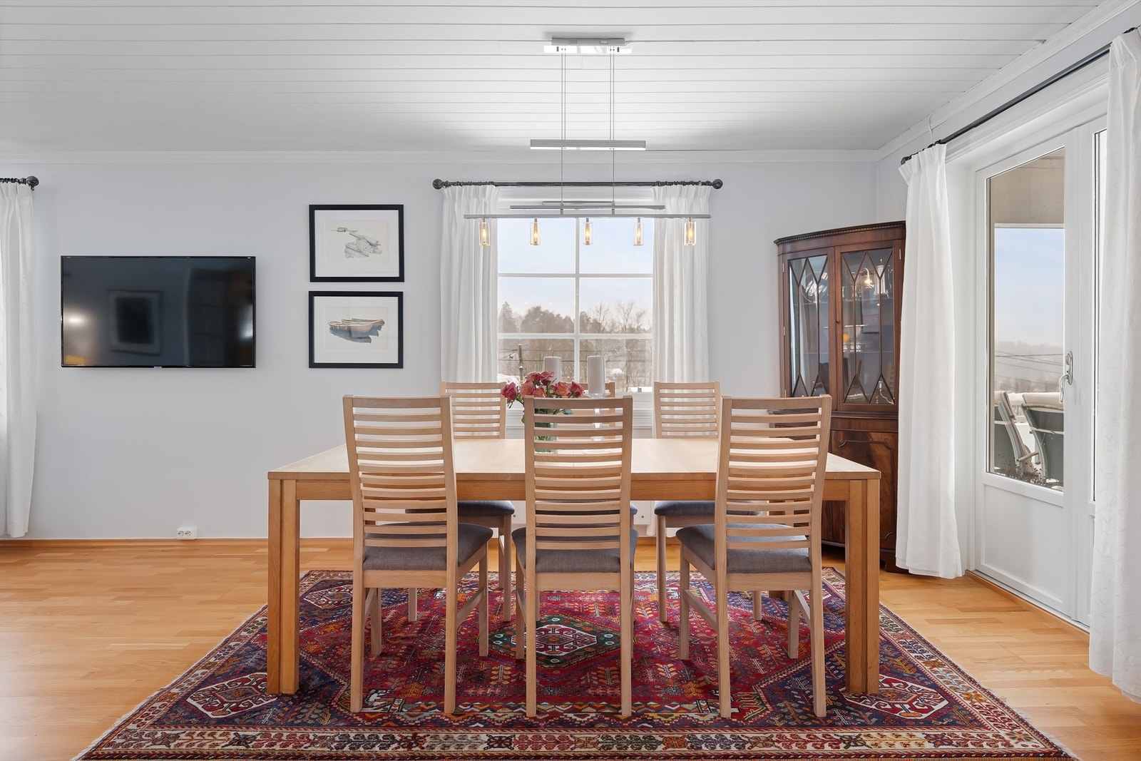 Fra spisestuen er det direkte utgang til en stor, delvis overbygget terrasse på 40 m². Galleribilde