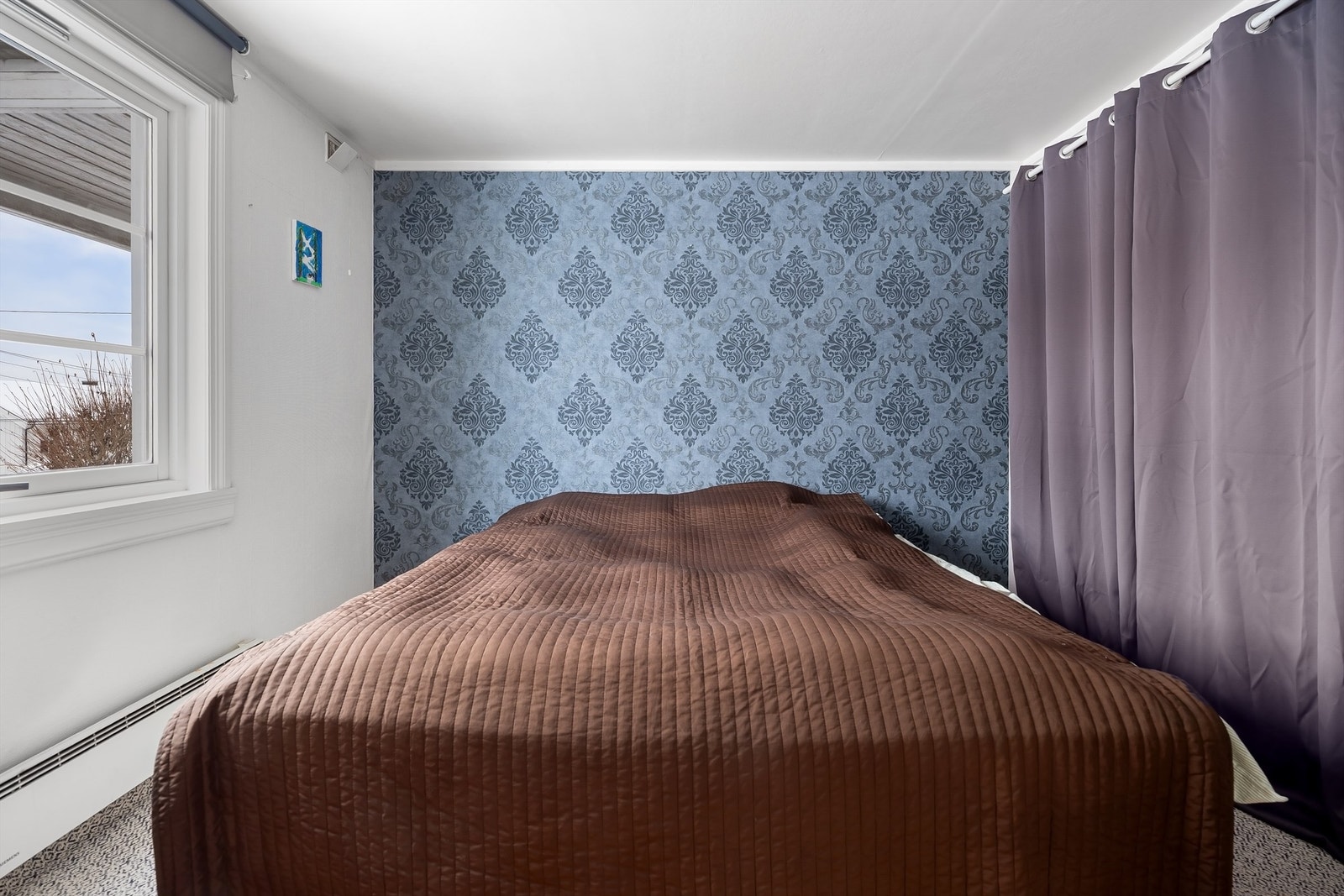 Dette er soverommet i sokkelleiligheten som har plass til dobbeltseng. Galleribilde