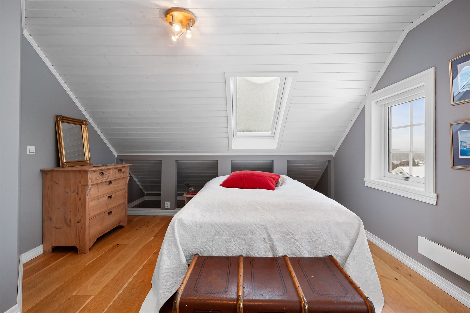 Takvinduer gir godt med lys, og de smarte kneveggene gir ekstra lagringsmuligheter. Galleribilde