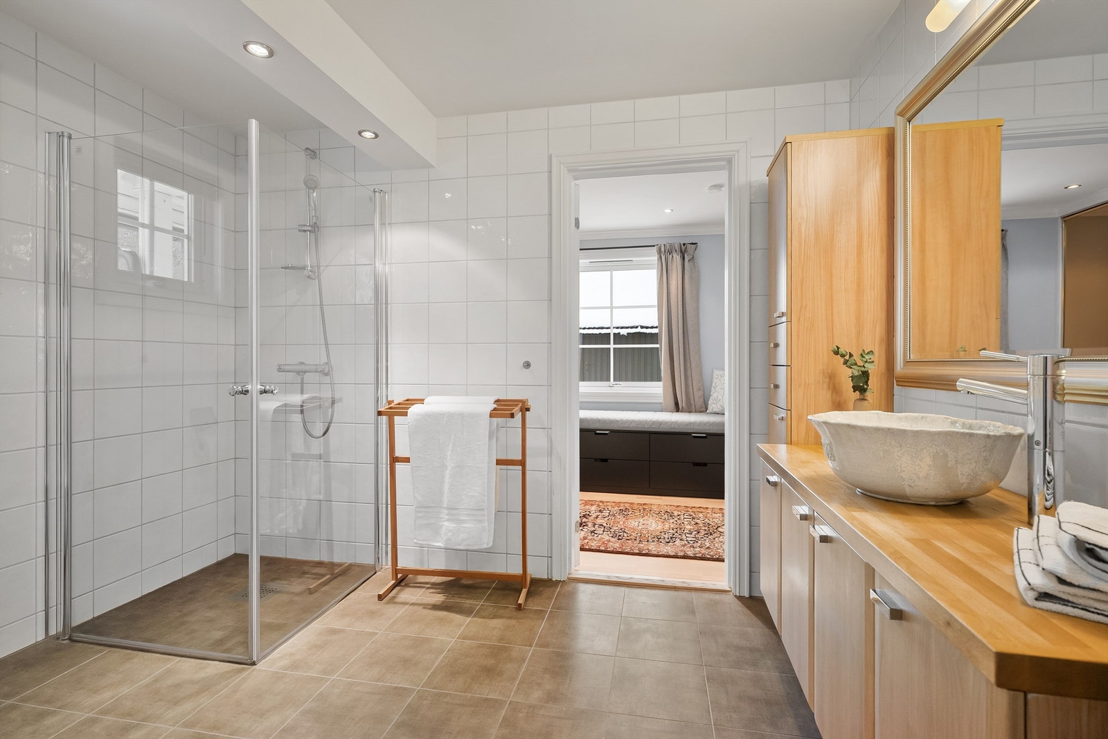 Badet er helfliset, har gulvvarme og er utstyrt med moderne rør-i-rør-system. Galleribilde