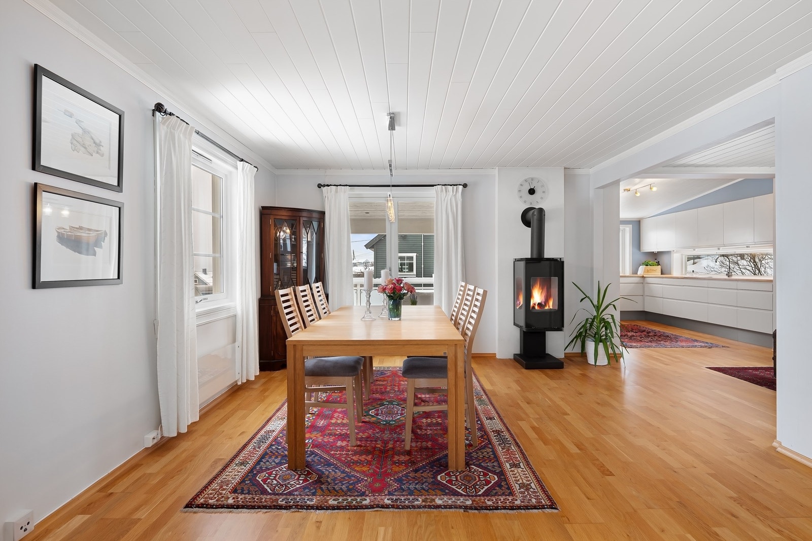Spisestuen ligger i åpen løsning mot stuen og har god plass til langbord. Galleribilde