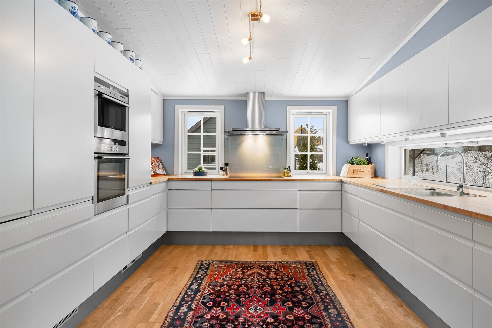 Kjøkkenet er utstyrt med integrerte hvitevarer og en ventilator med avtrekk ut. Galleribilde