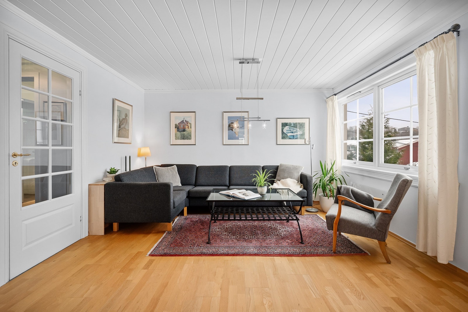 Stuen er et lyst og romslig samlingspunkt med parkett på gulvet og god plass til sofagruppe. Galleribilde