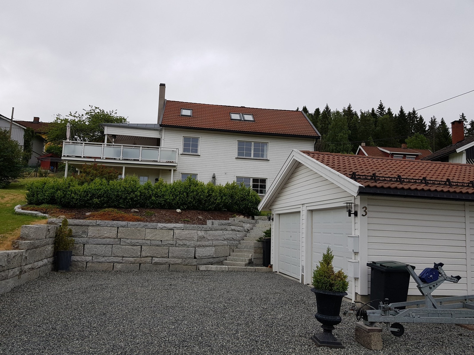 Singlet gårdsplass med god plass til parkering foran garasjen. Galleribilde