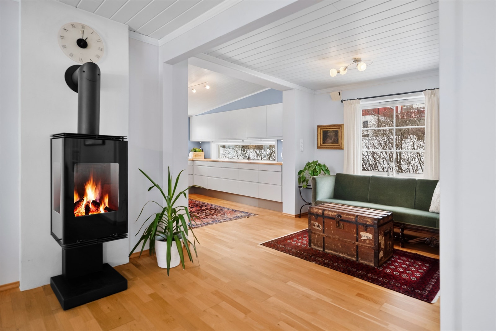 Stuen har en delvis åpen løsning mot kjøkkenet, som skaper en sosial og luftig romfølelse. Galleribilde