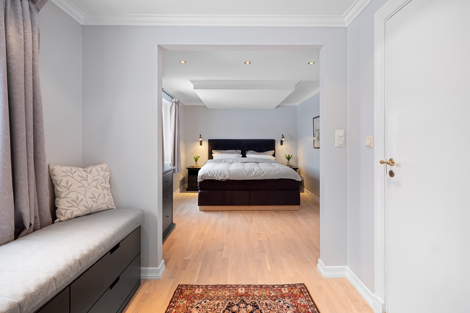 Rommet har en egen avdeling som kan fungere som kontorplass eller walk-in-garderobe. Galleribilde