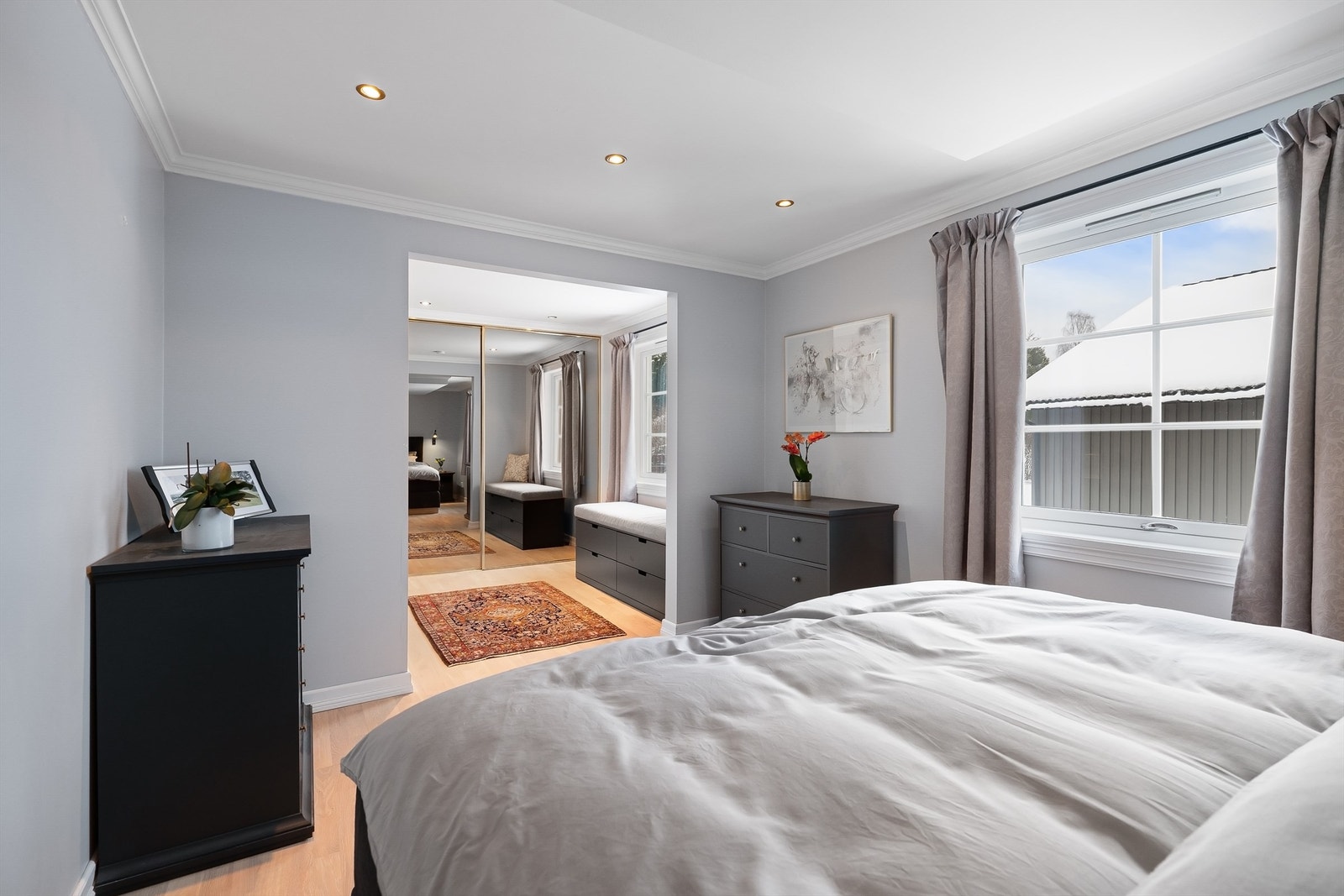 En sittebenk under vinduet gir en hyggelig krok og ekstra oppbevaring. Galleribilde