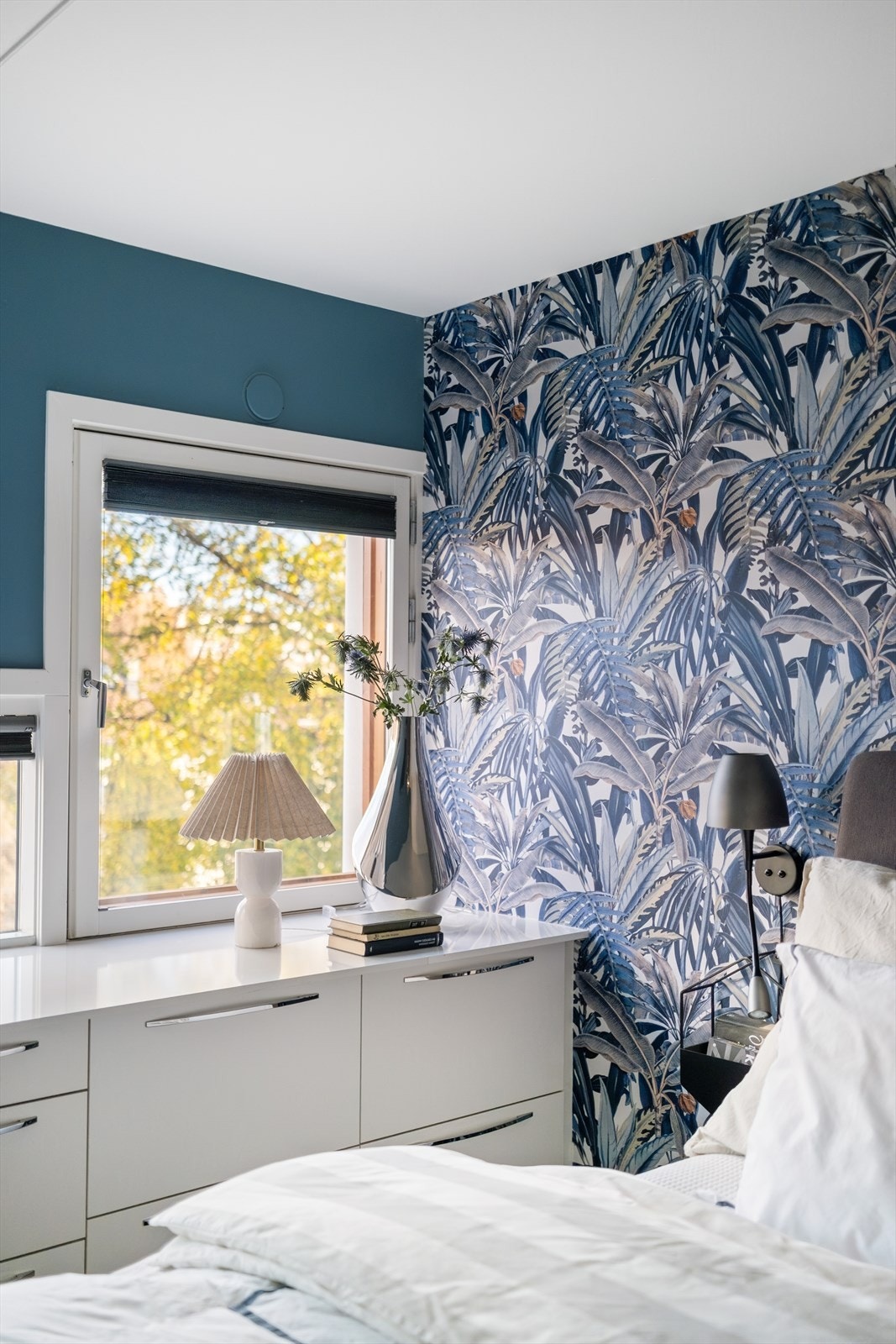 Hovedsoverommet ble tapetsert på en vegg og de øvrige veggene ble malt høsten 2024. Galleribilde