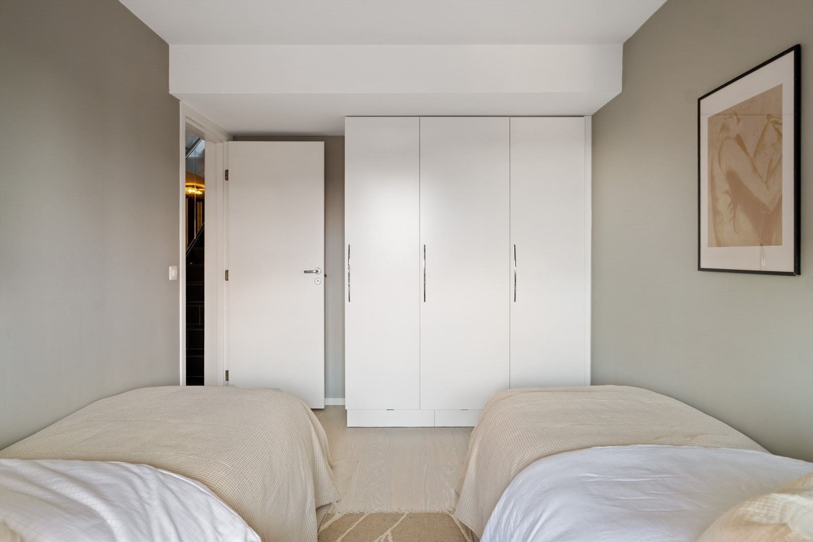 Garderobeskap medfølger. Galleribilde