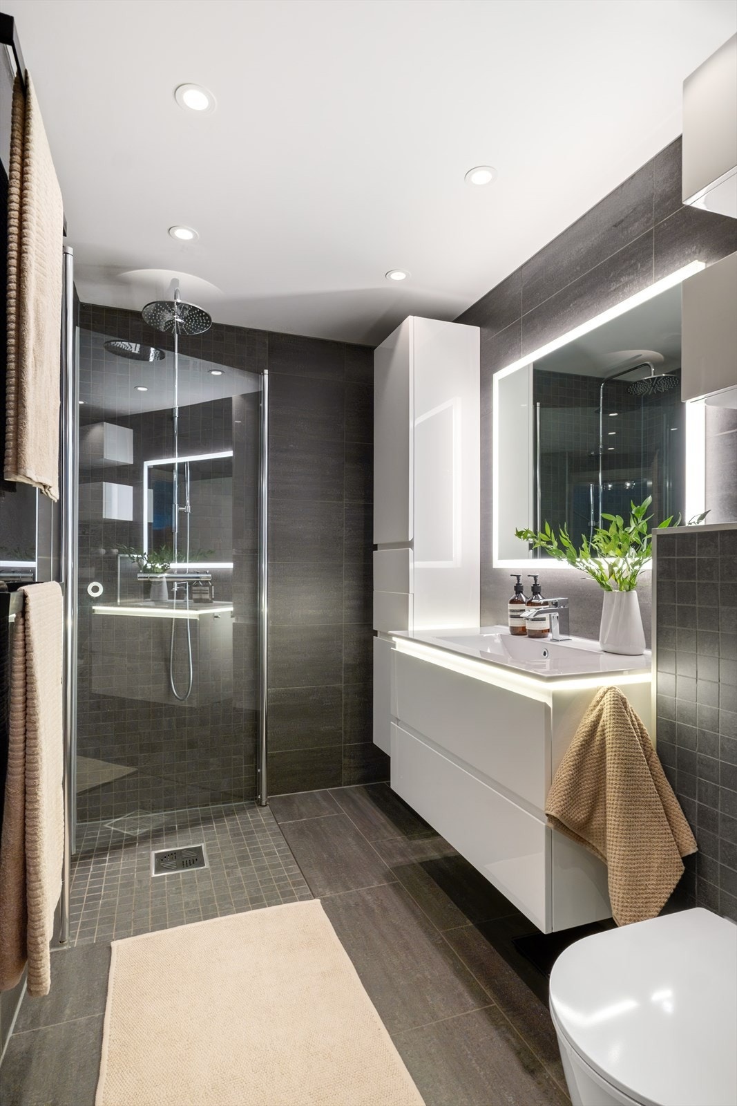 Delikat baderom med tidløs fliskombinasjon. Galleribilde