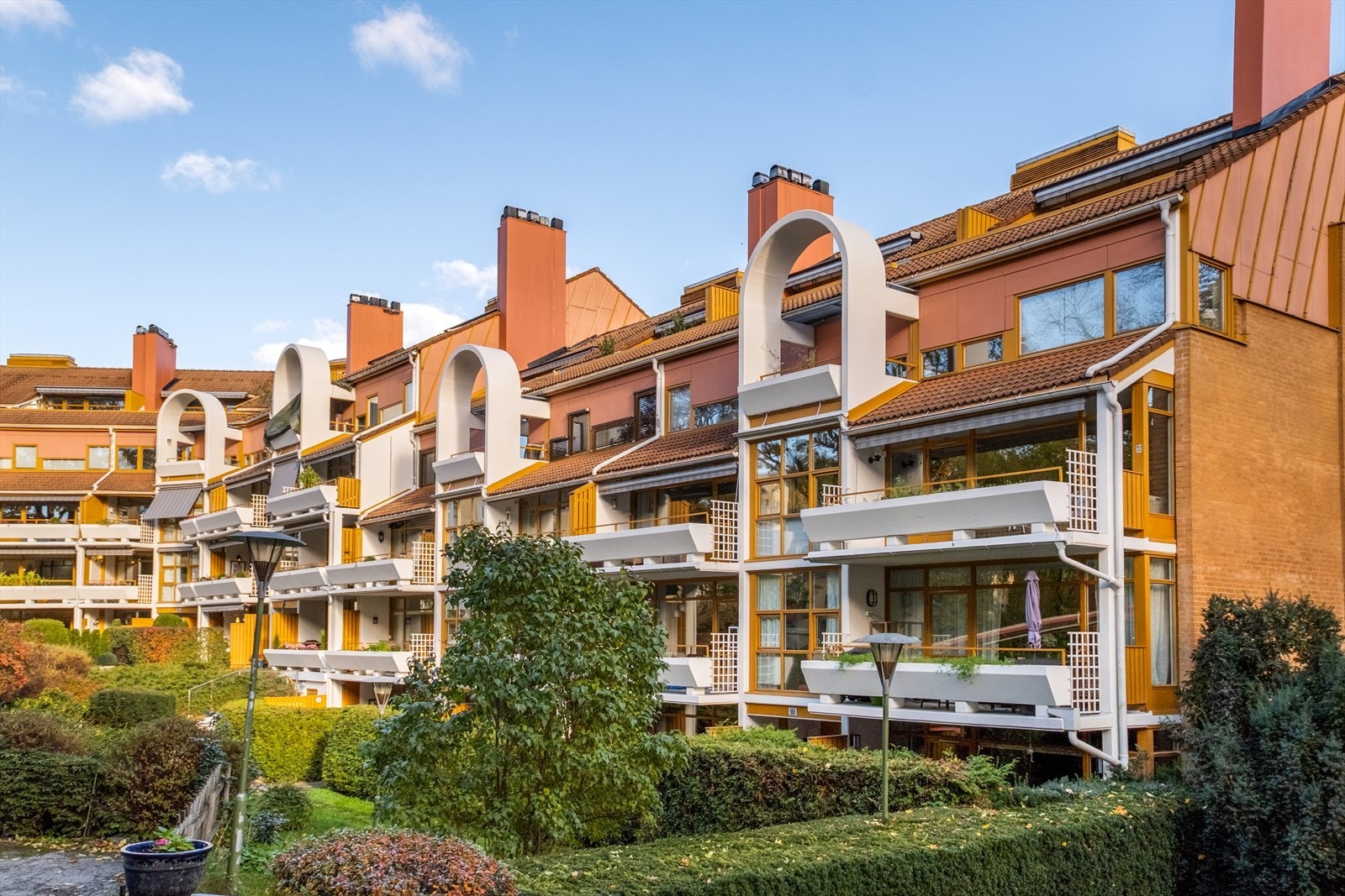 Her bor du sentralt i frodige omgivelser, samtidig som du har godt kollektivtilbud i nærheten. Galleribilde