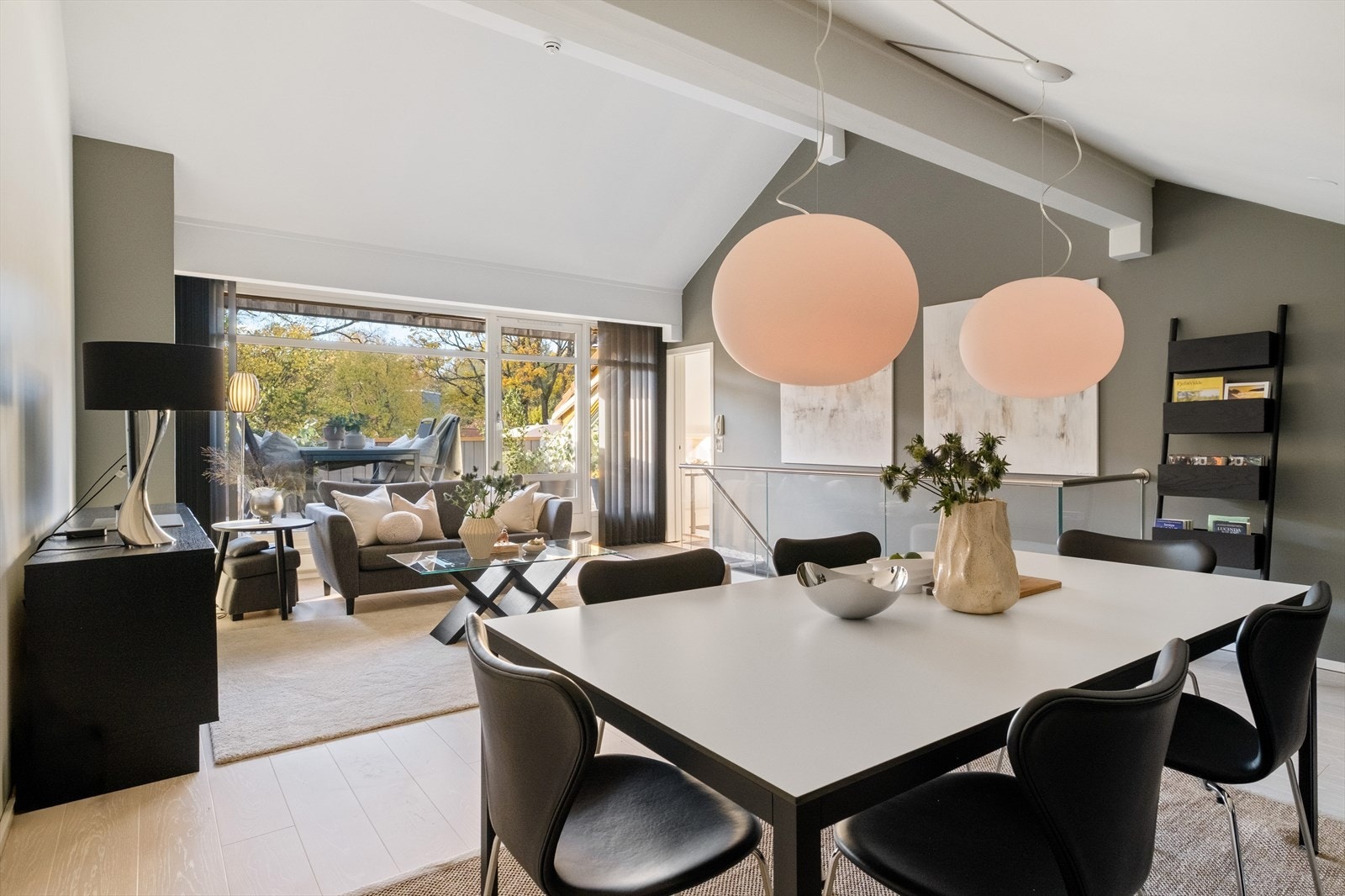 Leiligheten oser av sjarm og trivsel med en flott finish som gjør at den fremstår som elegant og gjennomført. Galleribilde