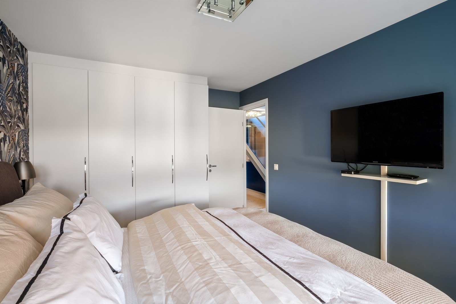 Garderobeskap og veggmontert TV medfølger salget. Galleribilde