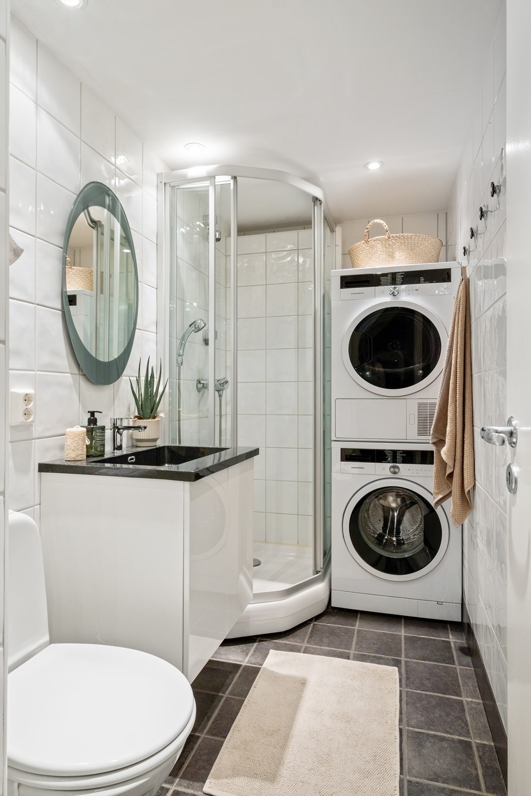 Leilighetens andre bad er innredet med klosett, servant med innredning og dusjkabinett. Opplegg for vaskemaskin. Mekanisk avtrekk. Galleribilde