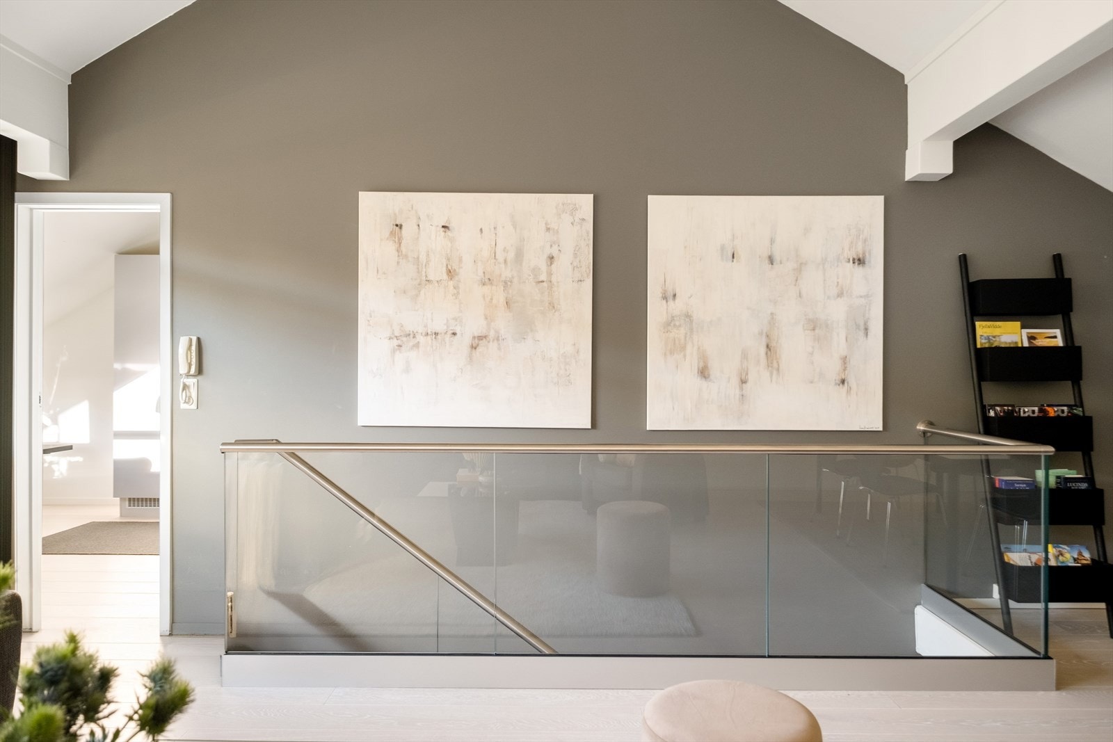 Leiligheten har flotte detaljer og en meget god takhøyde på opptil 3,61 m! Galleribilde