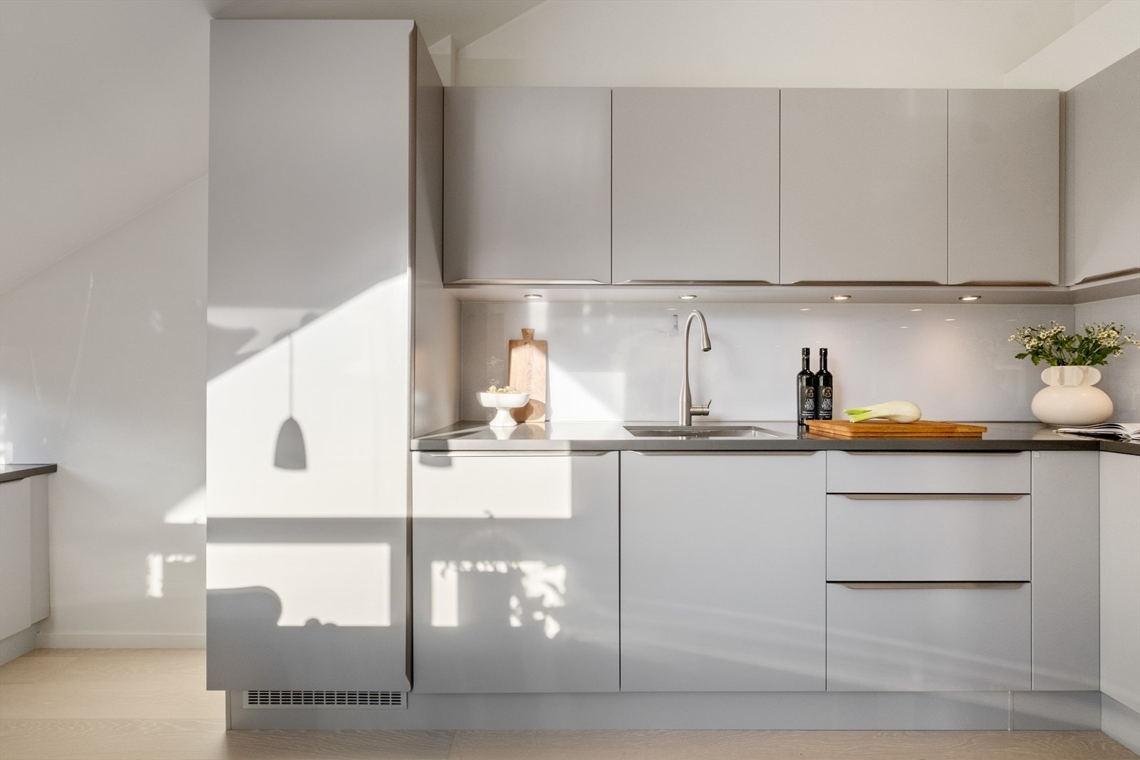 Integrerte hvitvarer fra Miele. Herunder kjøleskap, induskjonstopp, dampovn, mikrobølgovn, varmeskuff og oppvaskmaskin. Galleribilde