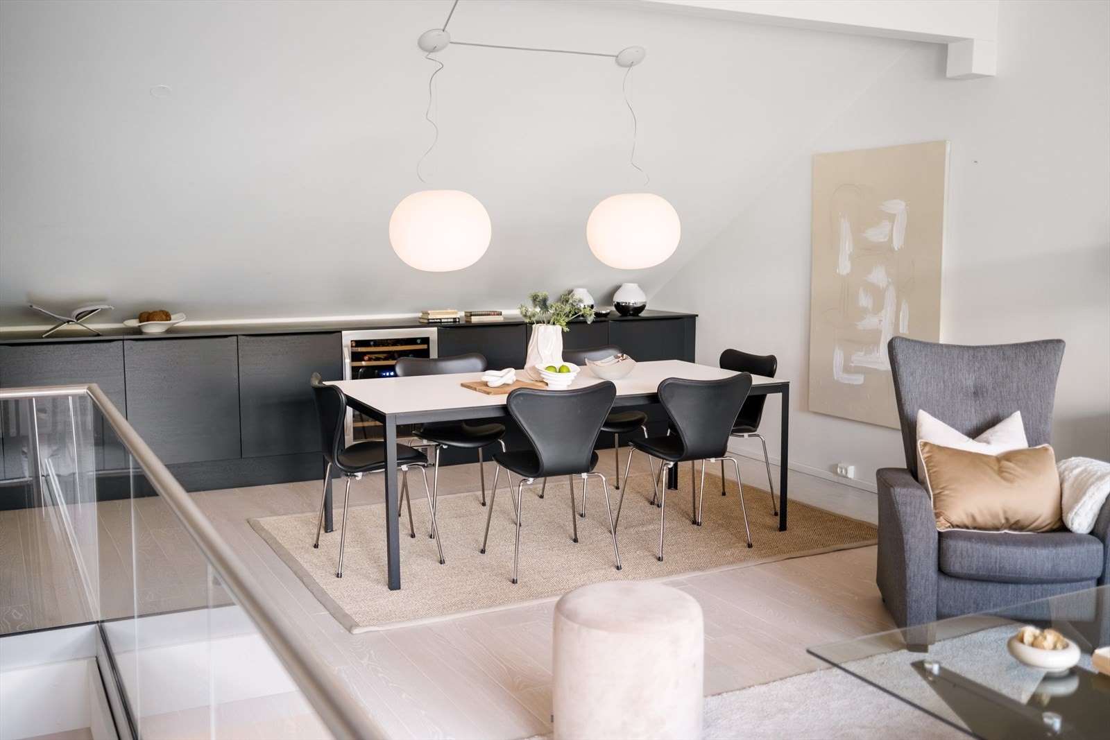 God plass til langstrakt spisebord. - Vinskapet er erstattet med vanlig skap. Galleribilde