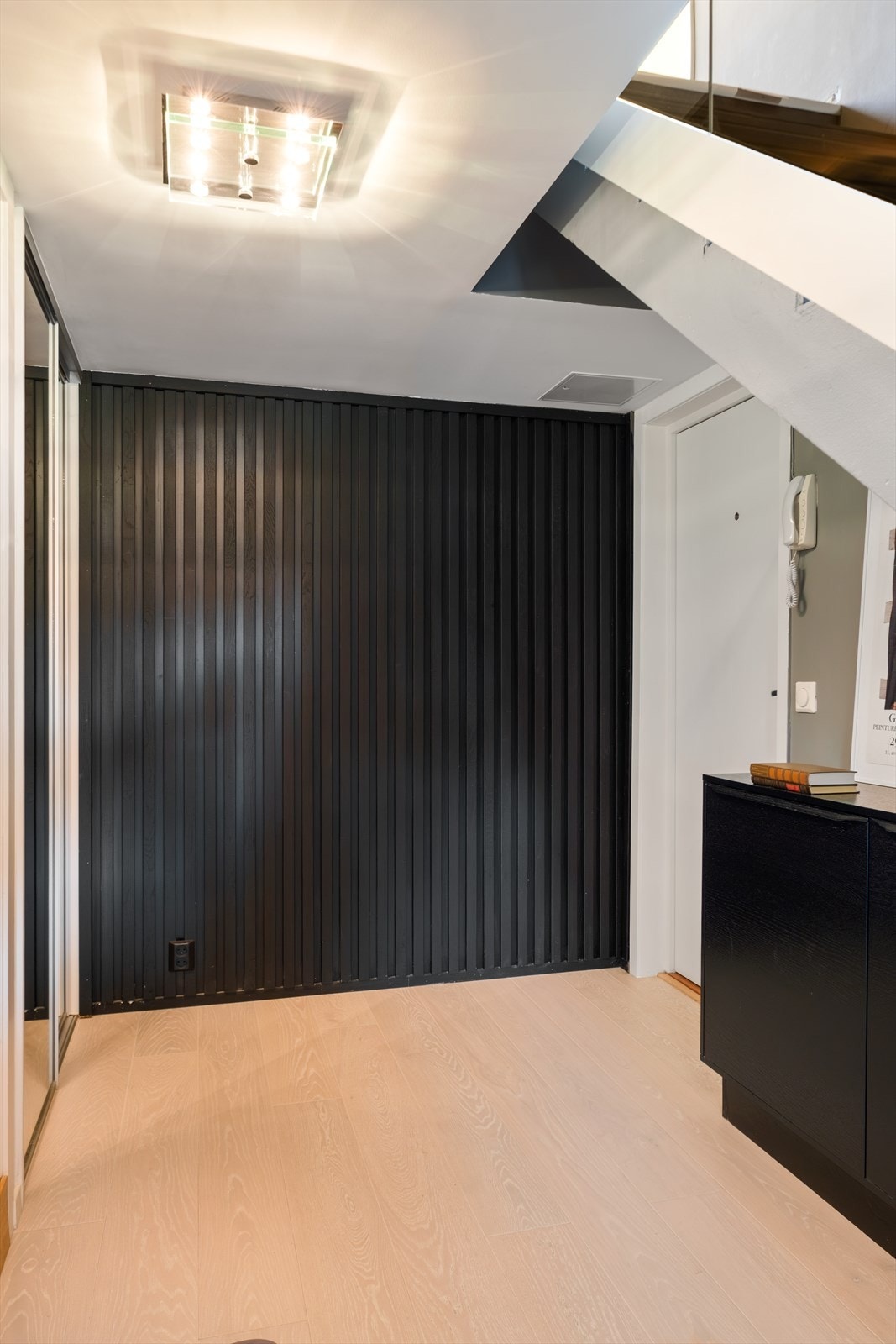 Velkommen inn! Entréen gir et eksklusivt inntrykk med både spilevegg og en-stavparkett. Stor skyvedørsgarderobe med speildører sikrer oppbevaring. Galleribilde