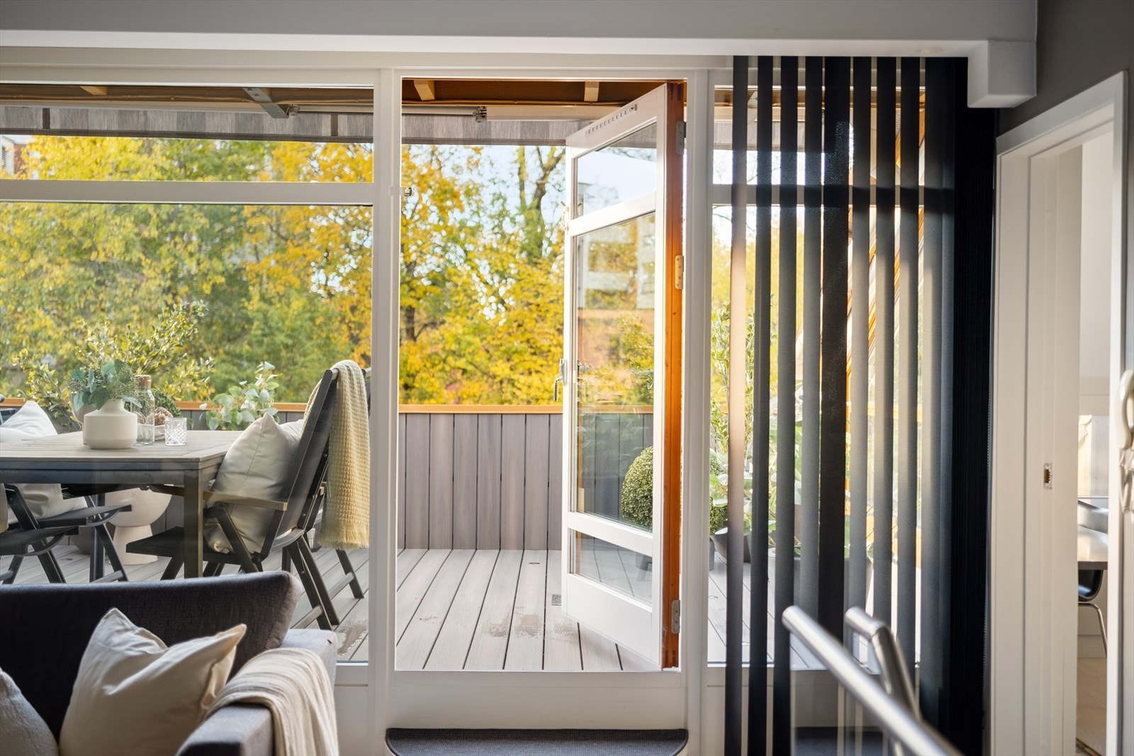 Fra stuen er det utgang til en privat takterrasse på ca. 14 kvm. Galleribilde