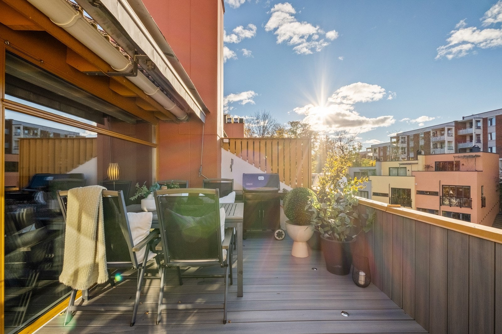 Her er det god plass til både utemøbler og grill. Galleribilde