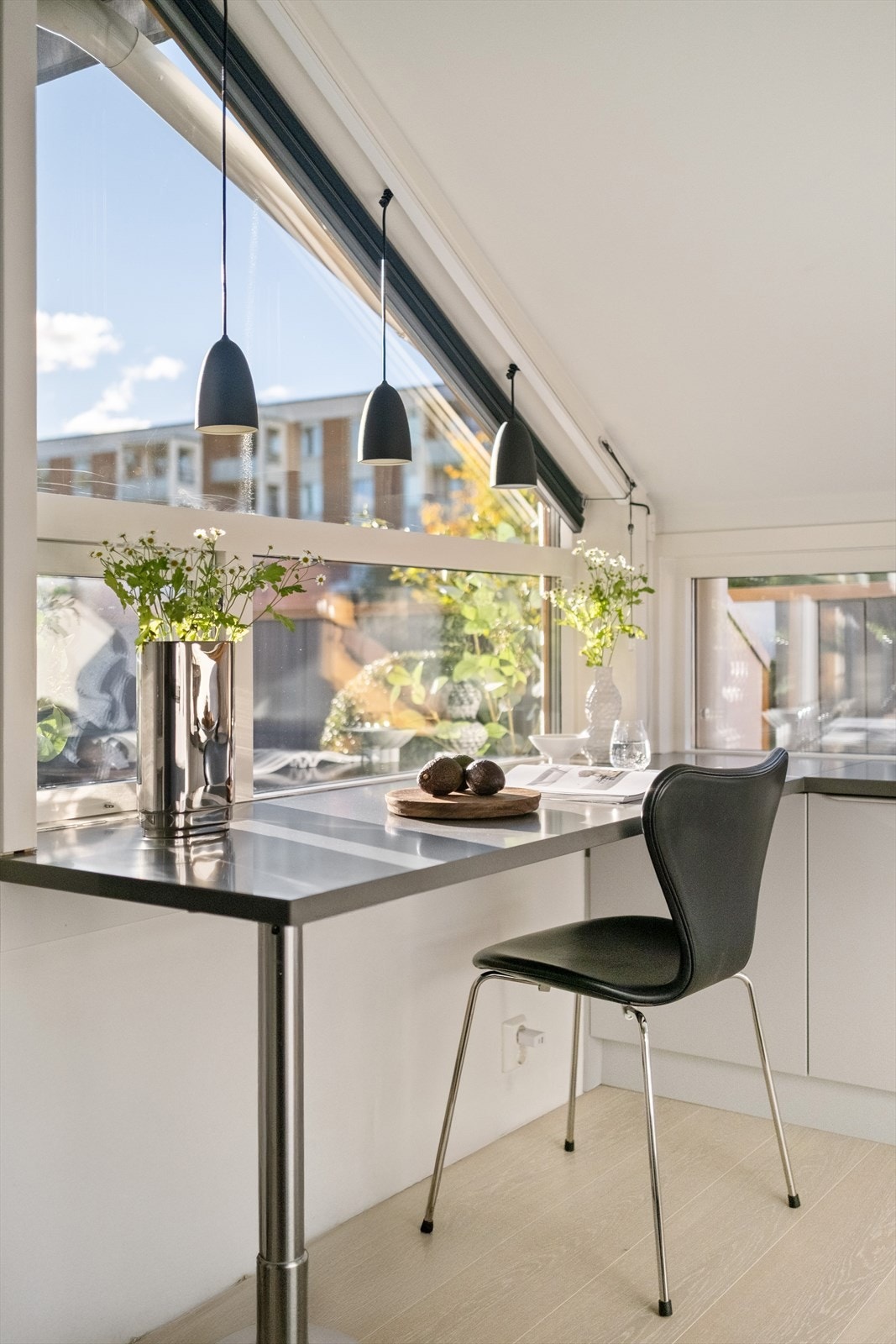 Kjøkkenet har en integrert spiseplass, perfekt for frokost. Galleribilde